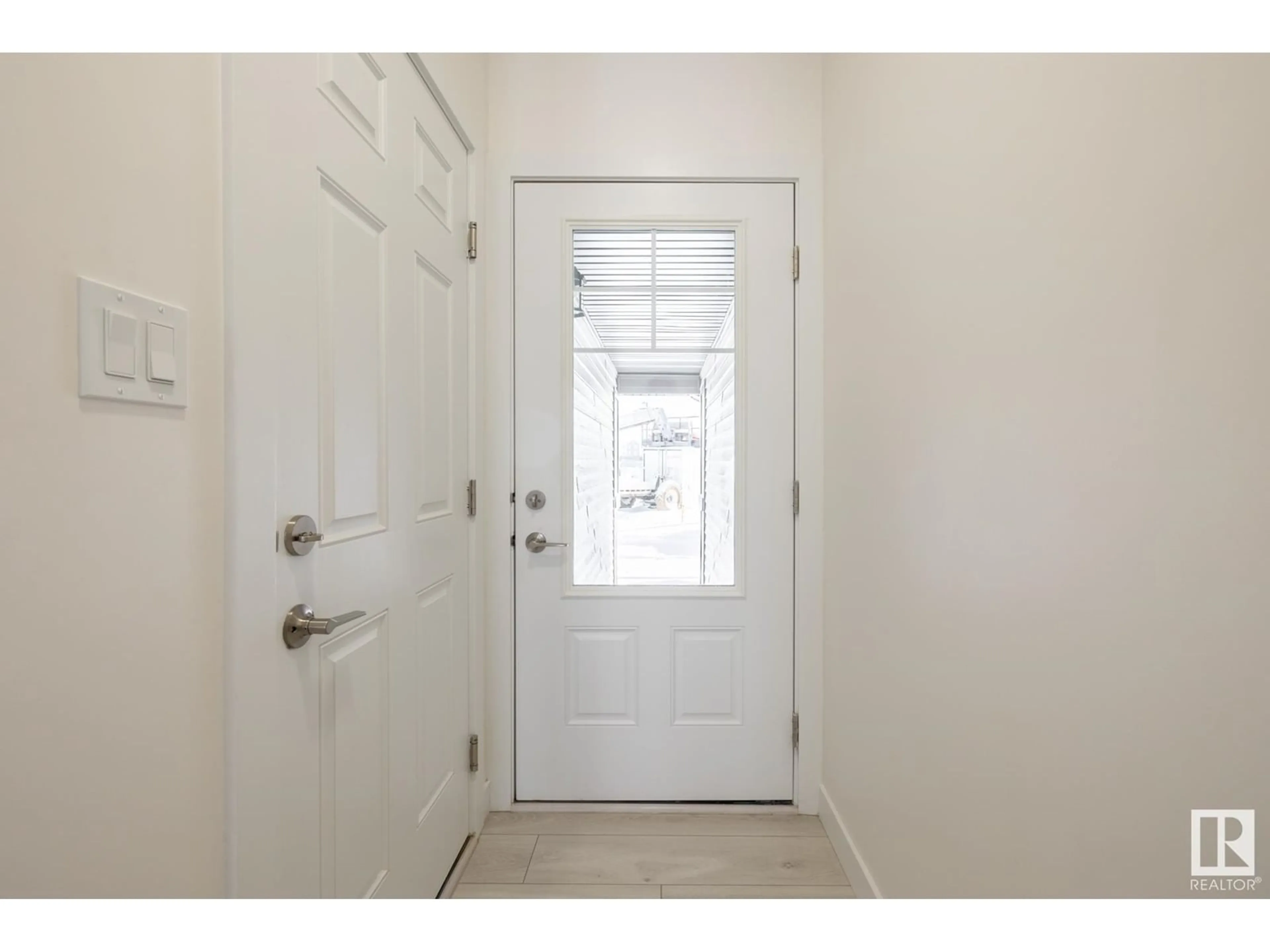 Indoor entryway for 7020 - 20 KESWICK CM, Edmonton Alberta T6W5P8