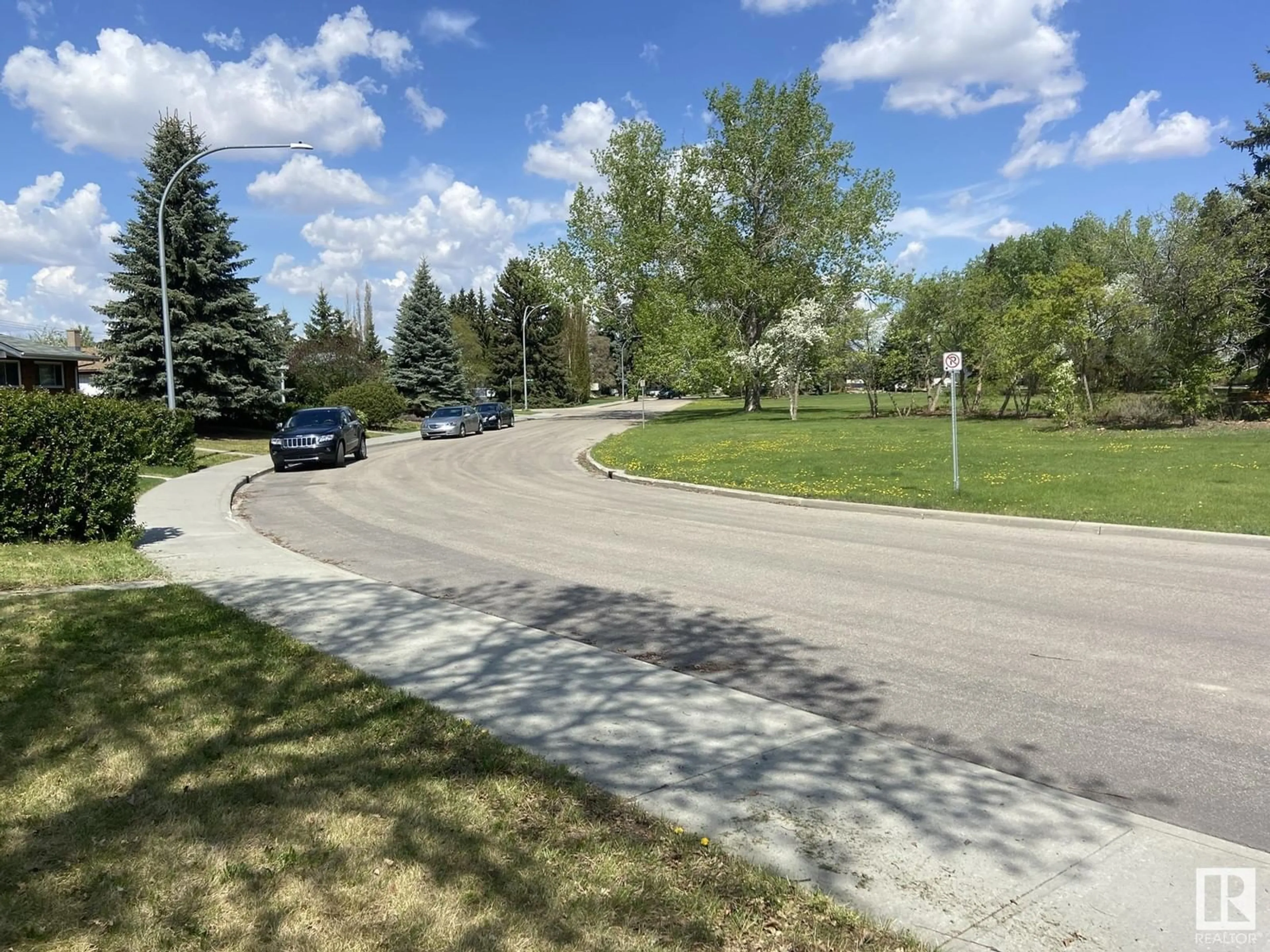 A pic from outside/outdoor area/front of a property/back of a property/a pic from drone, street for NW - 10308 70 ST, Edmonton Alberta T6A2T6
