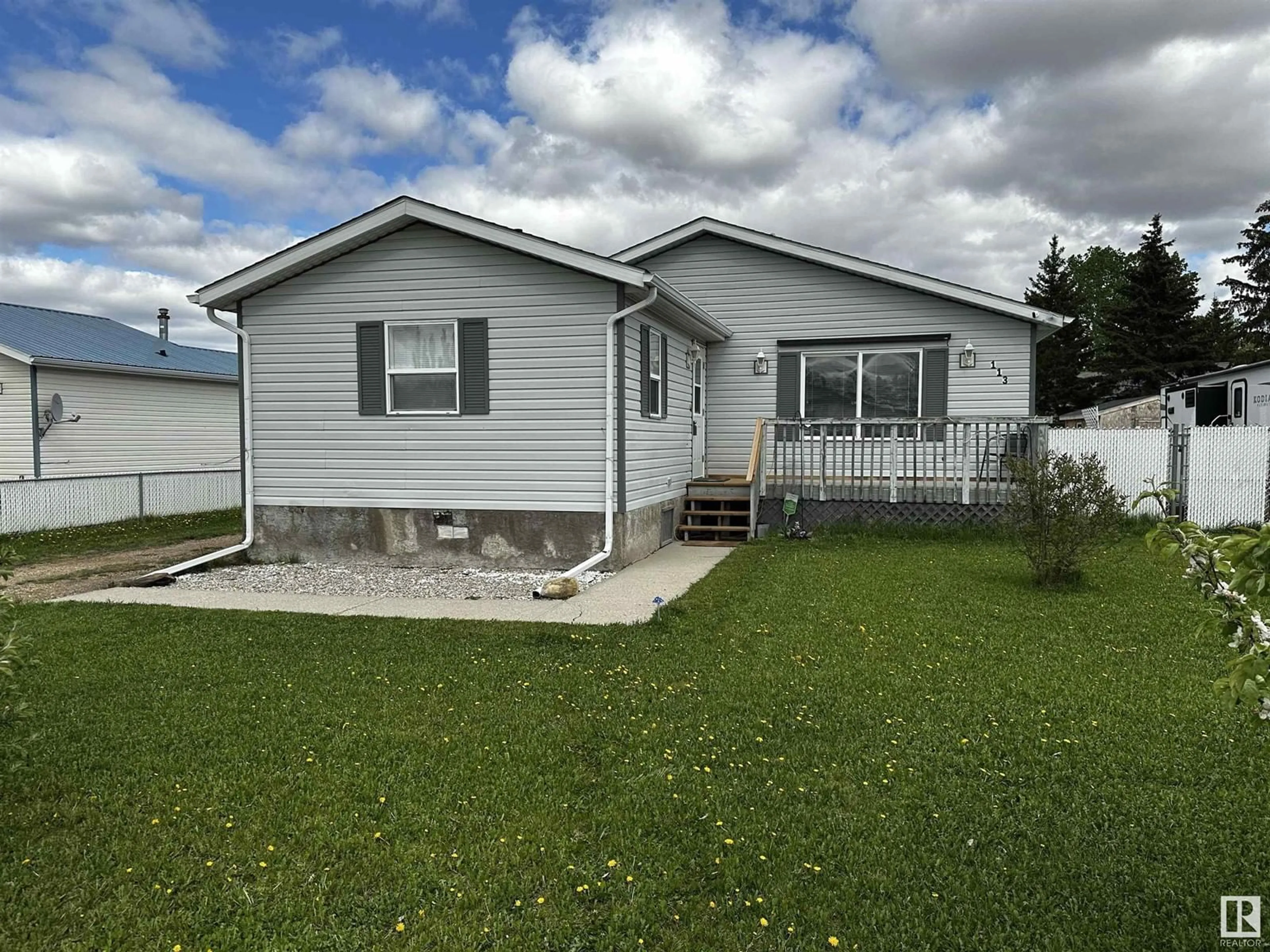 Home with vinyl exterior material, unknown for 113 WOODLANDS DR, Warburg Alberta T0C2T0