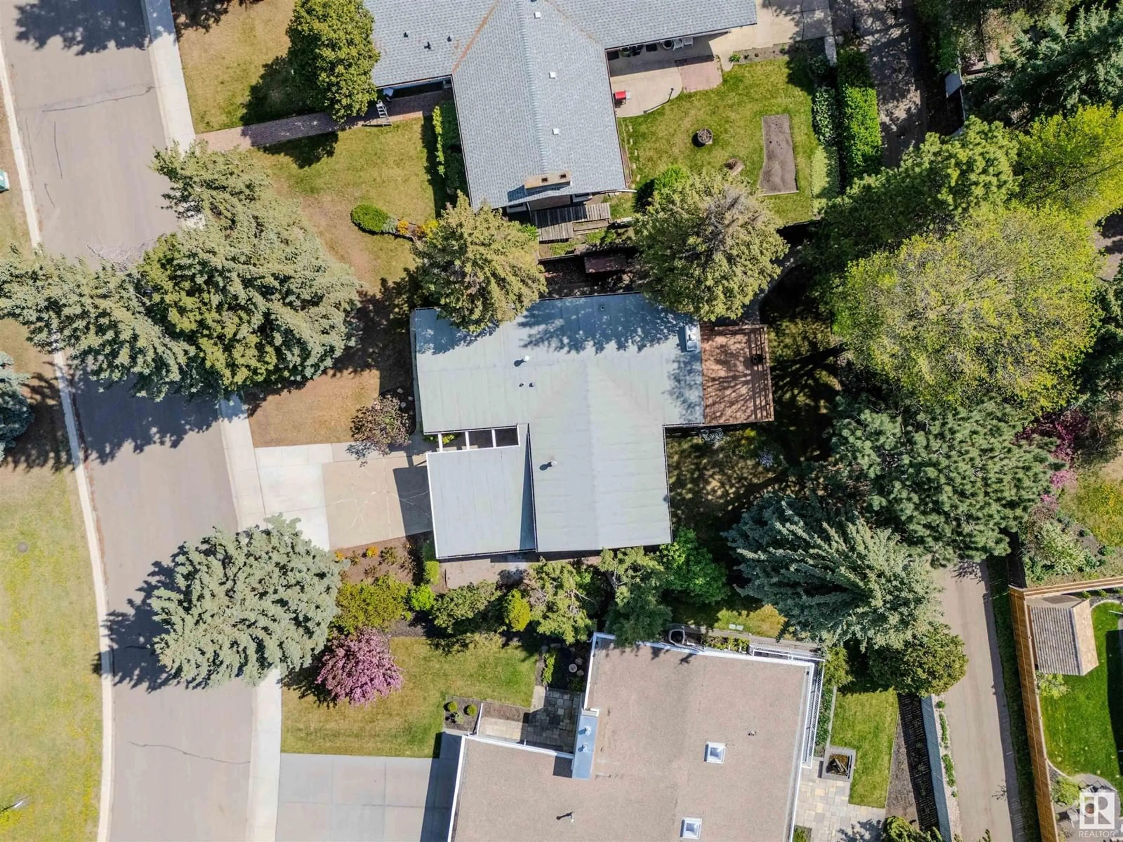 A pic from outside/outdoor area/front of a property/back of a property/a pic from drone, street for 12907 64 AV, Edmonton Alberta T6H1T6