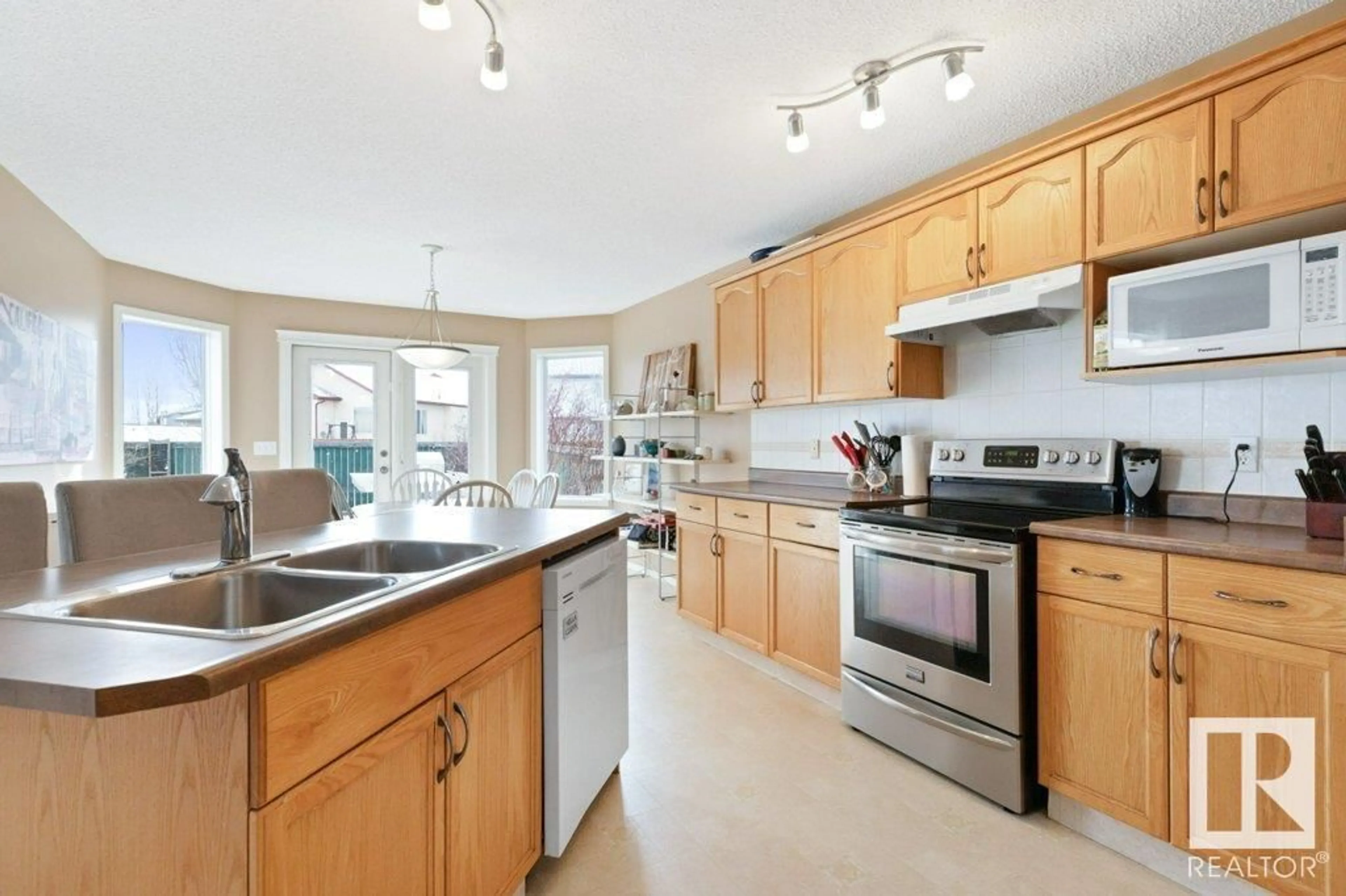 Open concept kitchen, ceramic/tile floor for 10 WESTWOOD LN, Fort Saskatchewan Alberta T8L4N6