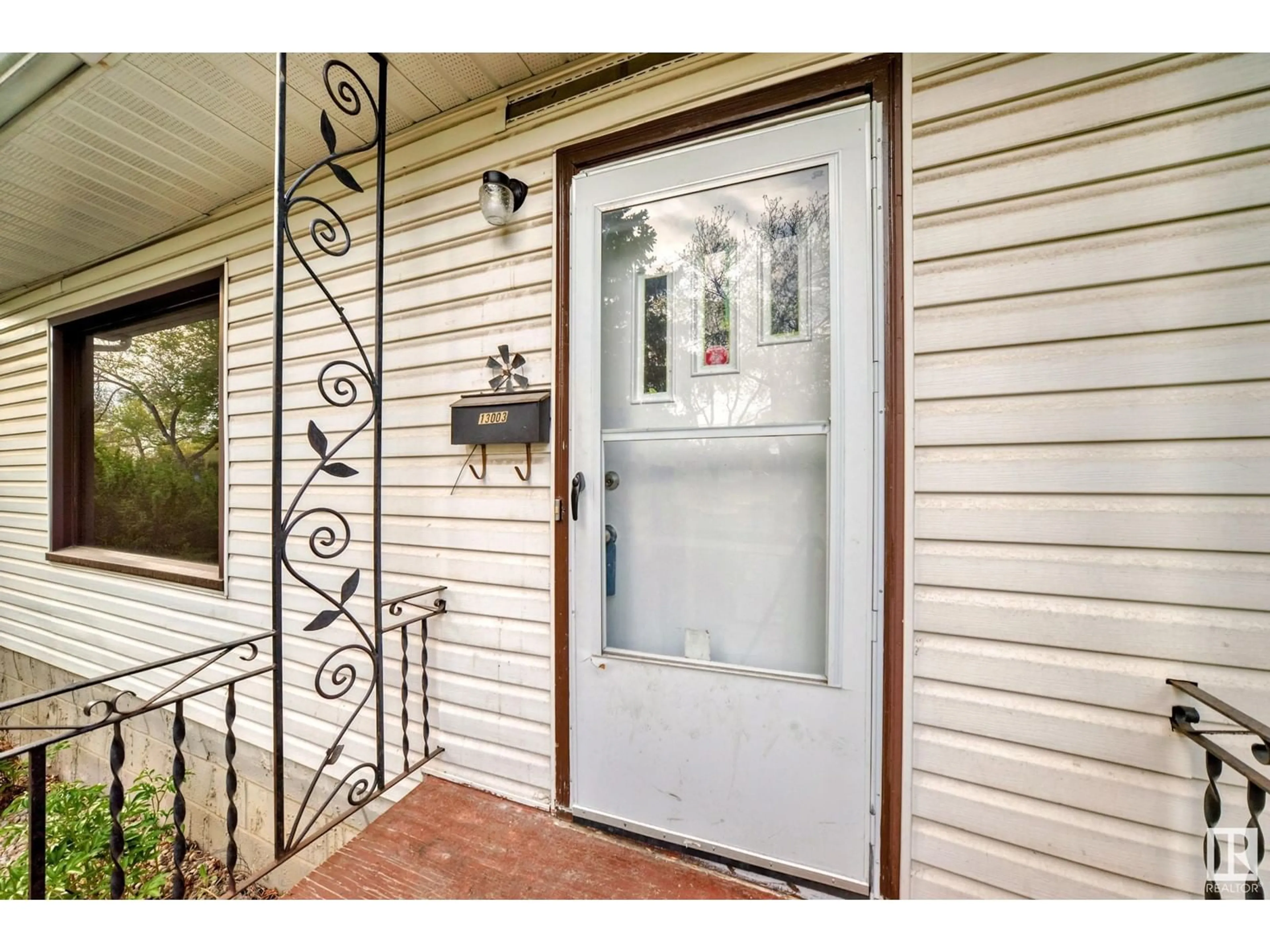 Indoor entryway for 13003 SHERBROOKE AV, Edmonton Alberta T5L4E6