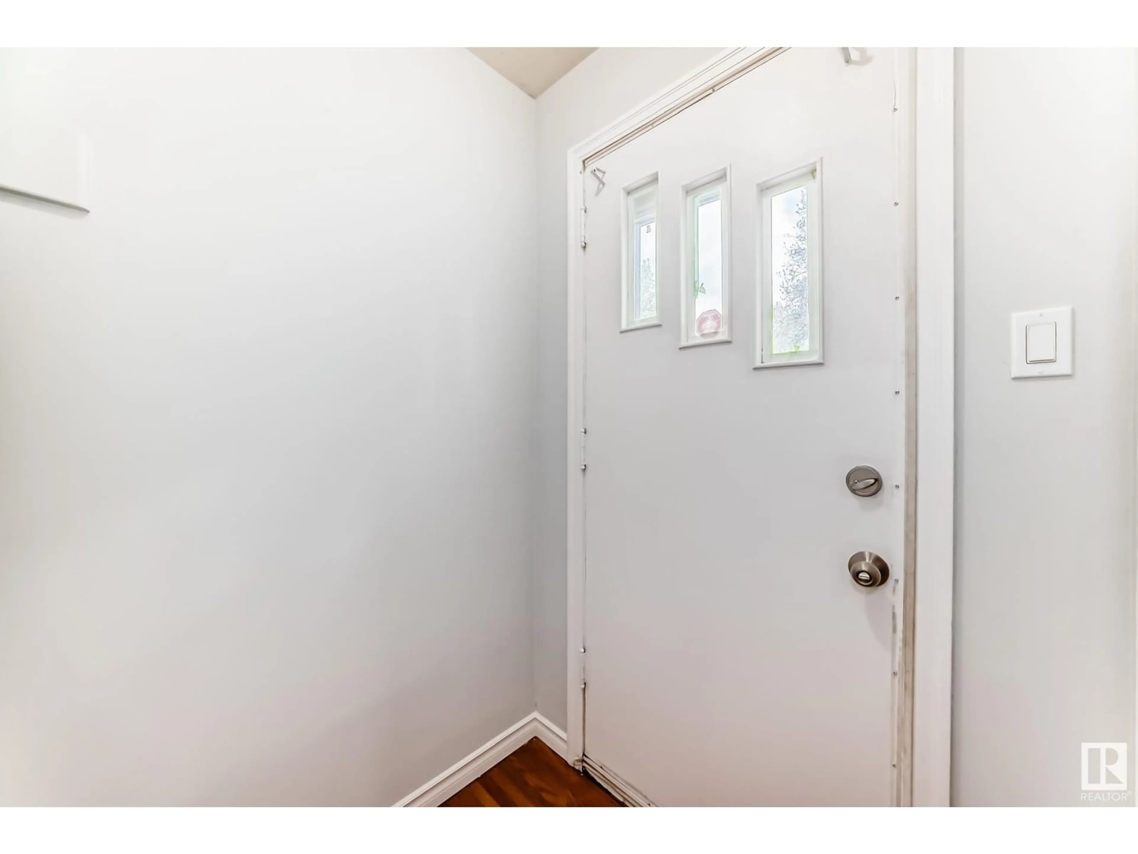 Indoor entryway for 13003 SHERBROOKE AV, Edmonton Alberta T5L4E6