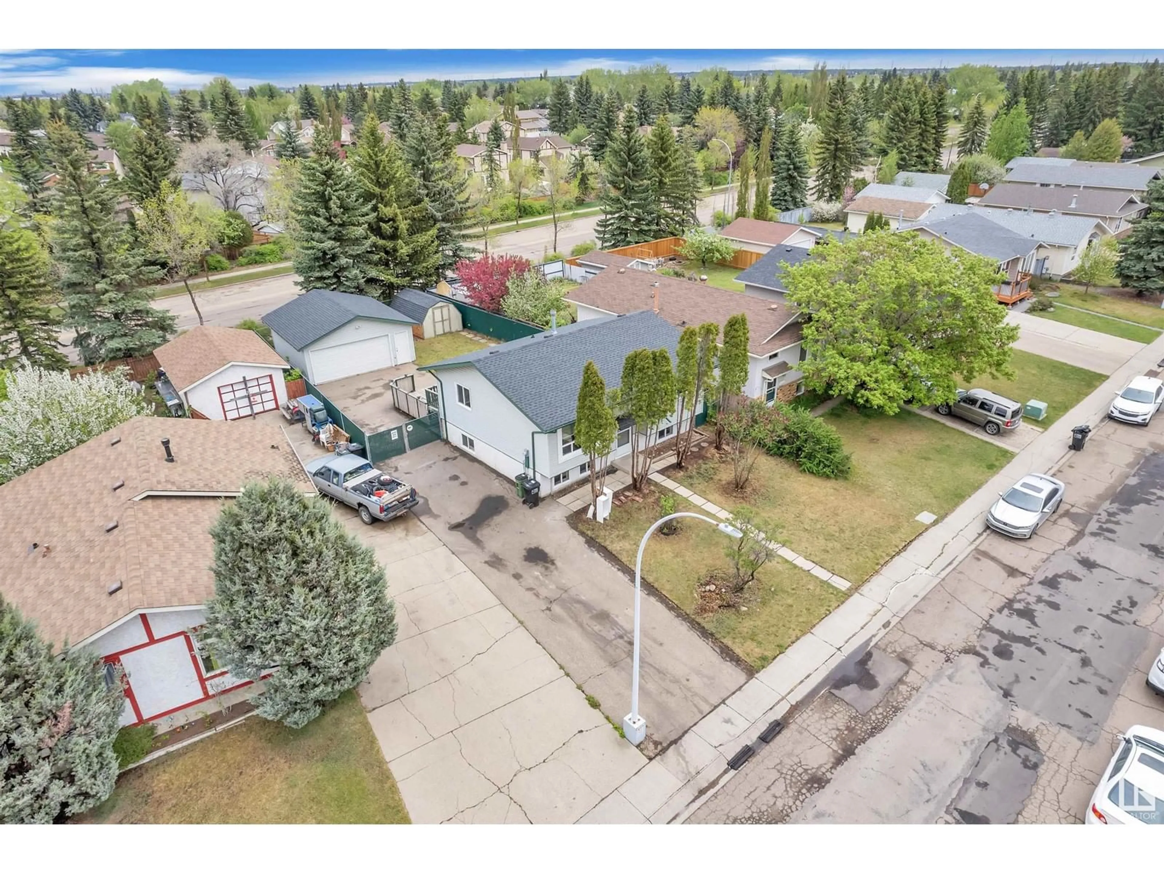 A pic from outside/outdoor area/front of a property/back of a property/a pic from drone, unknown for 5148 37 AV, Edmonton Alberta T6L1C8
