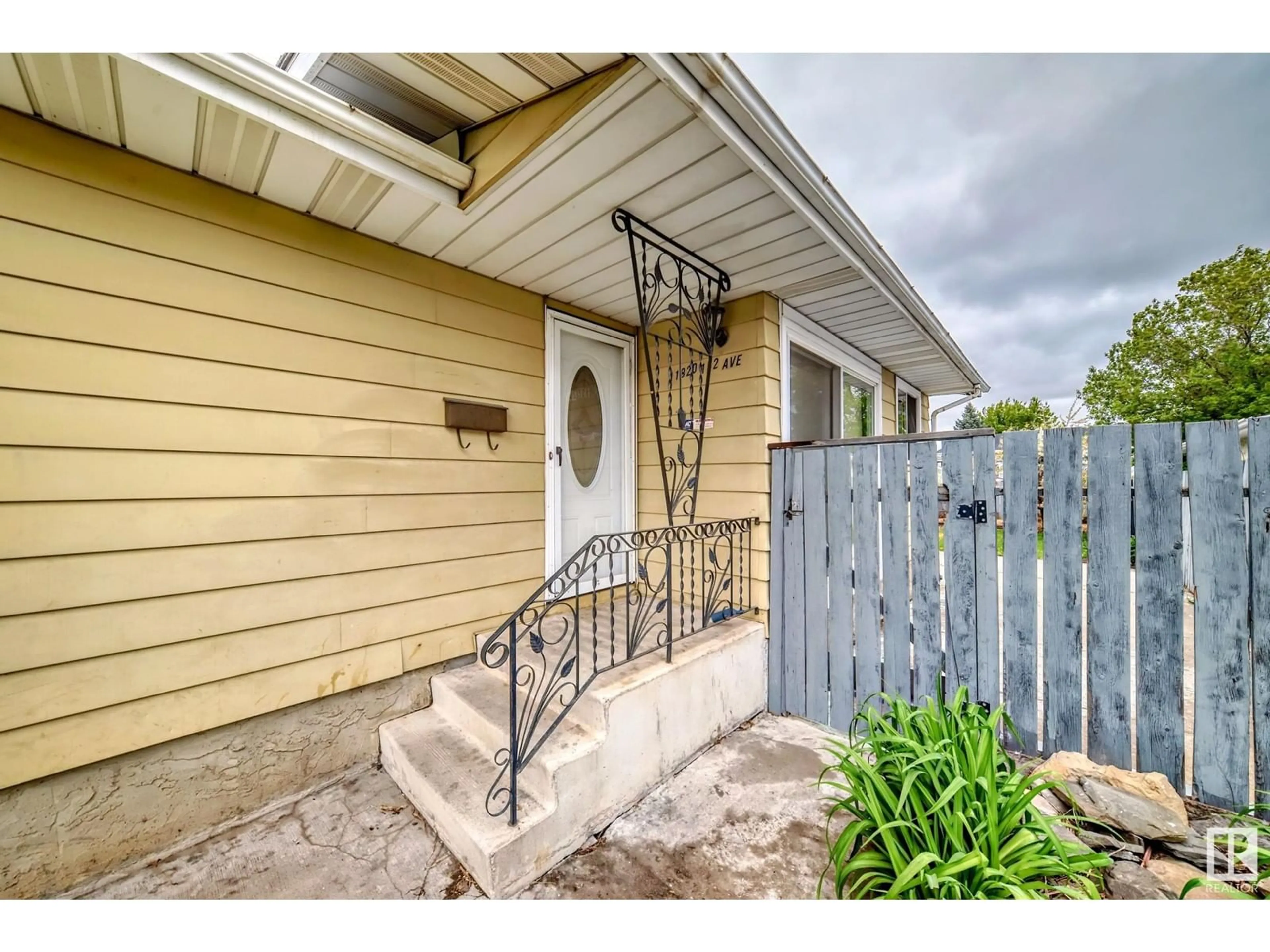 Indoor entryway for NW - 11820 152 AV, Edmonton Alberta T5X1E1