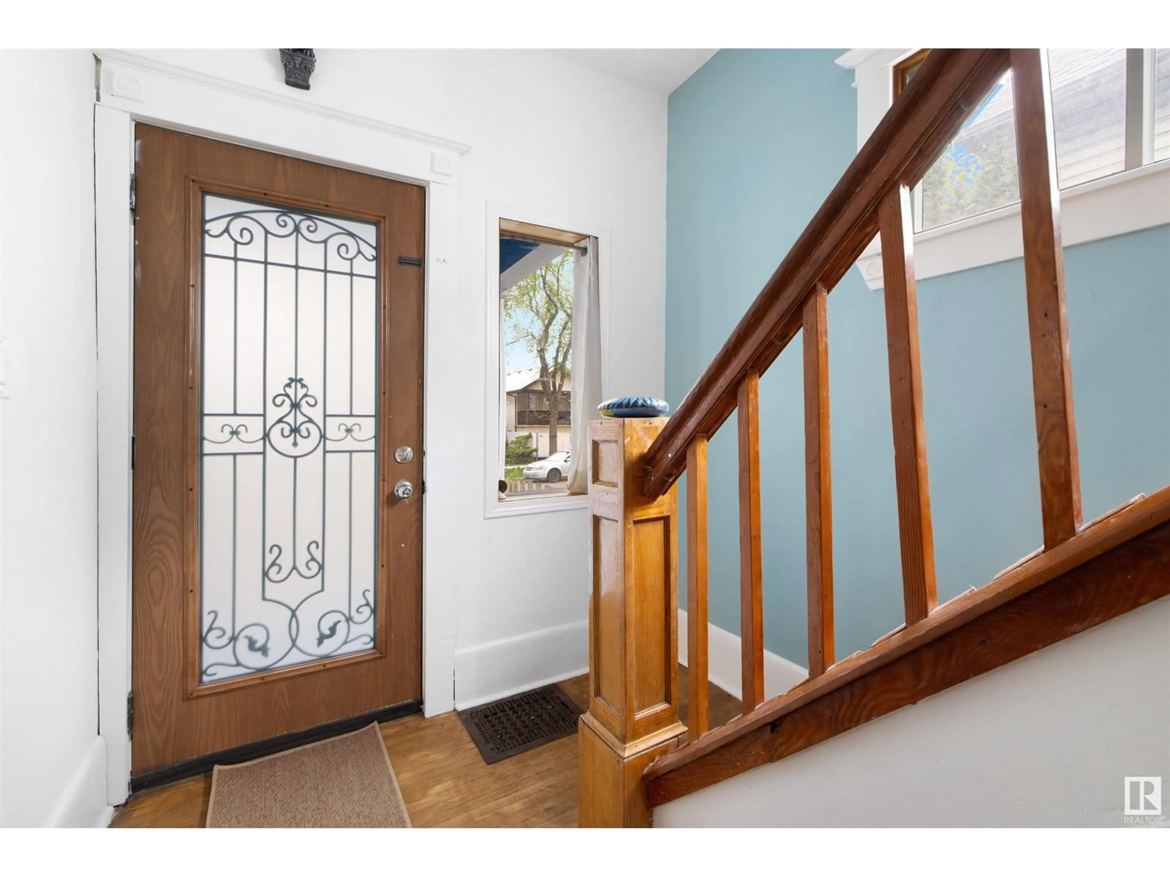 Indoor entryway for 11325 96 ST, Edmonton Alberta T5G1T2