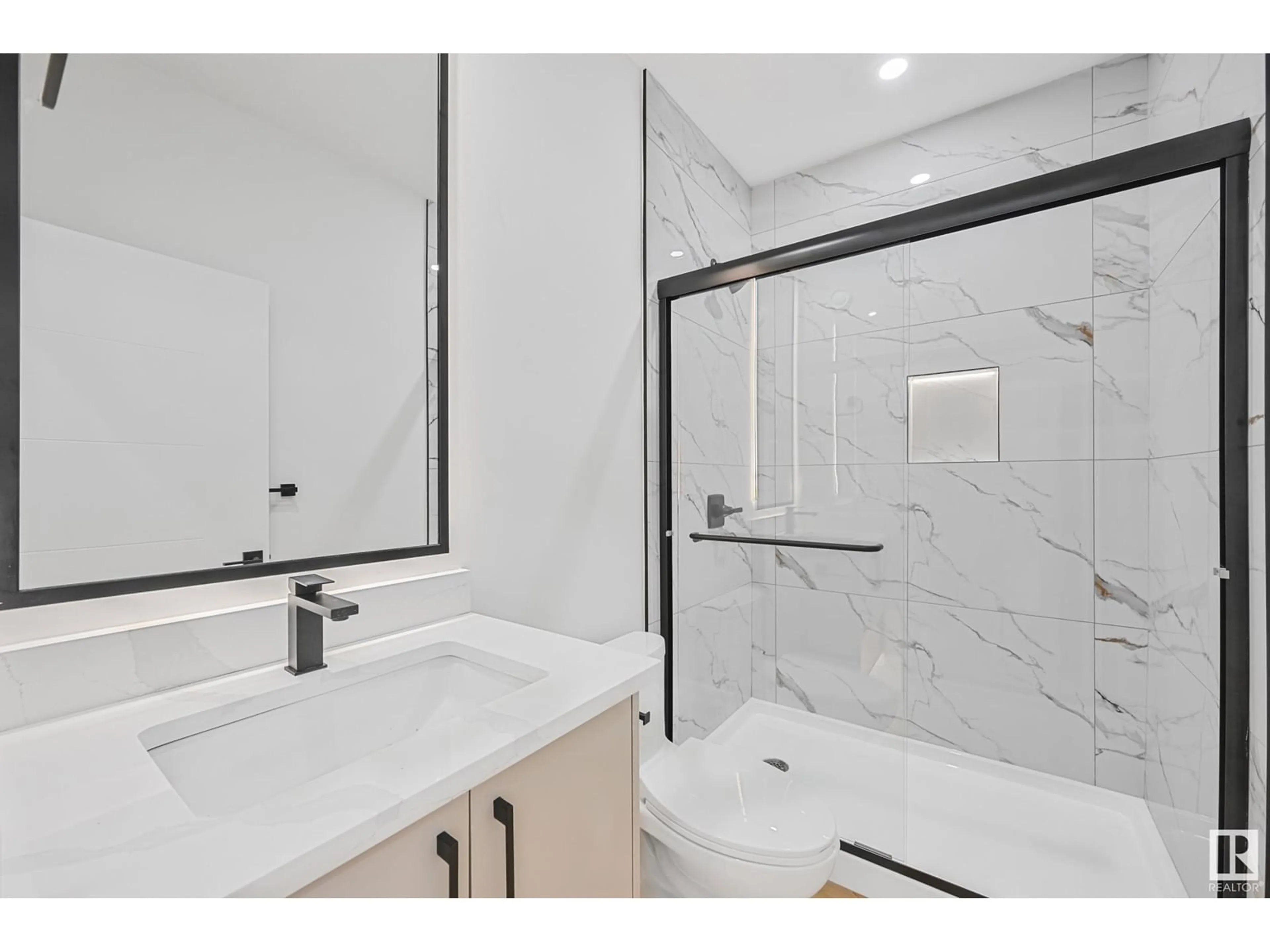 Standard bathroom, ceramic/tile floor for 285 MEADOWVIEW DR, Fort Saskatchewan Alberta T8L1Y4