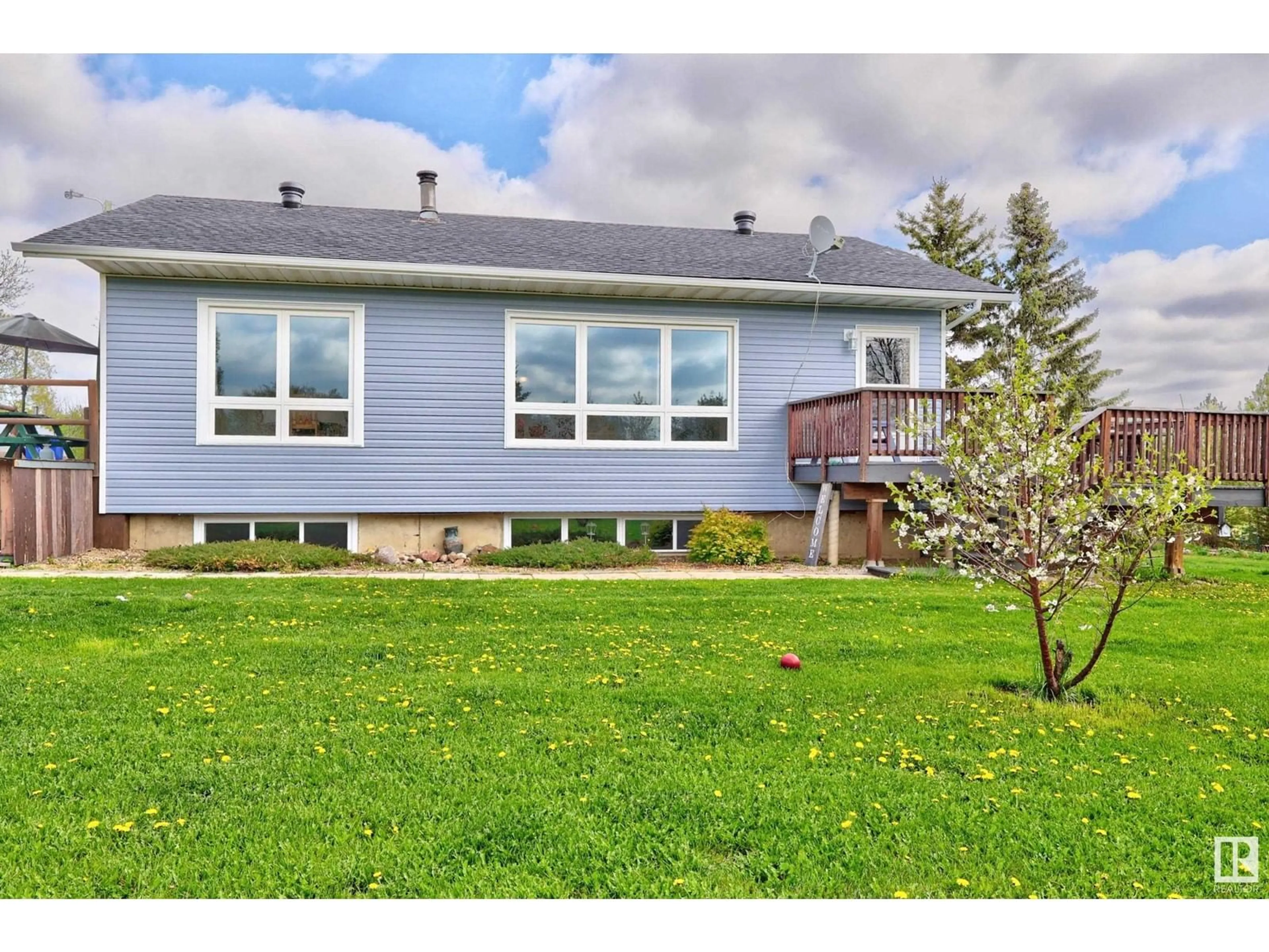 Home with vinyl exterior material, street for 27231 TWP ROAD 554, Rural Sturgeon County Alberta T8R0P6