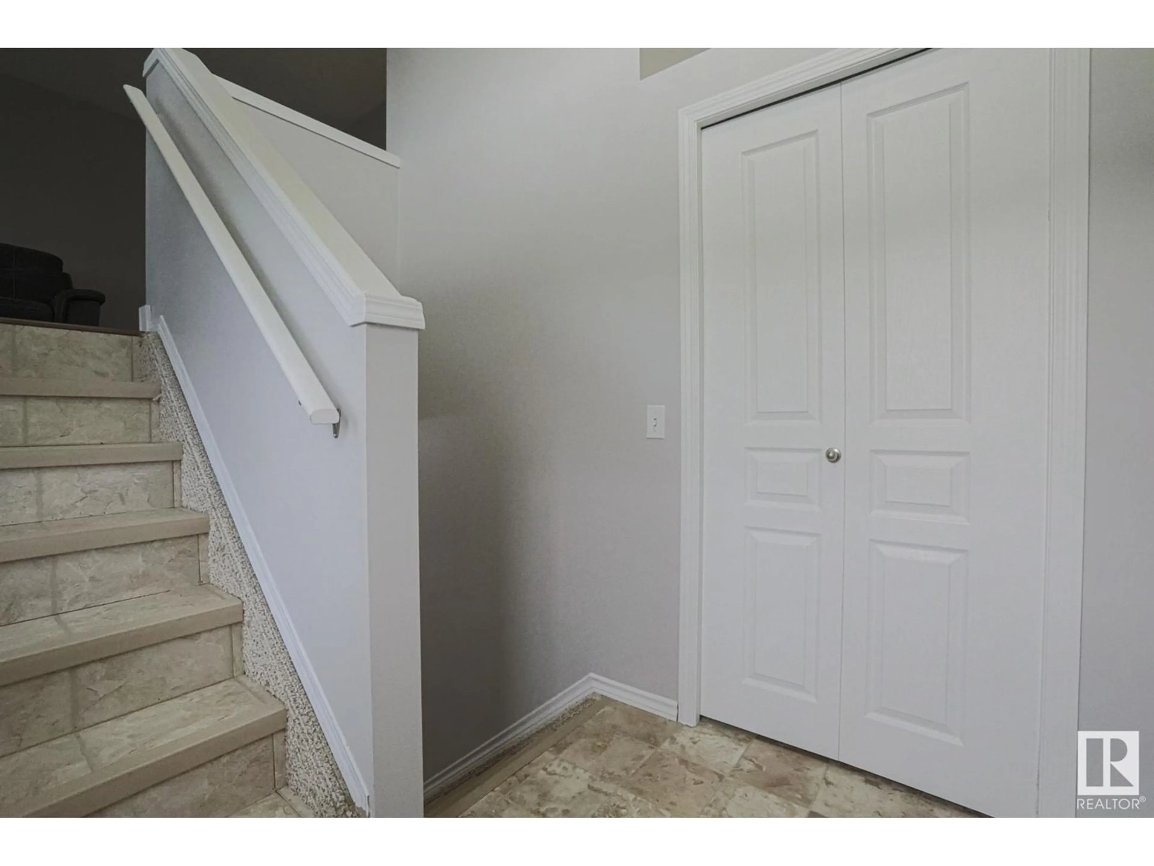 Indoor entryway for 231 BROOKVIEW WY, Stony Plain Alberta T7X2X7