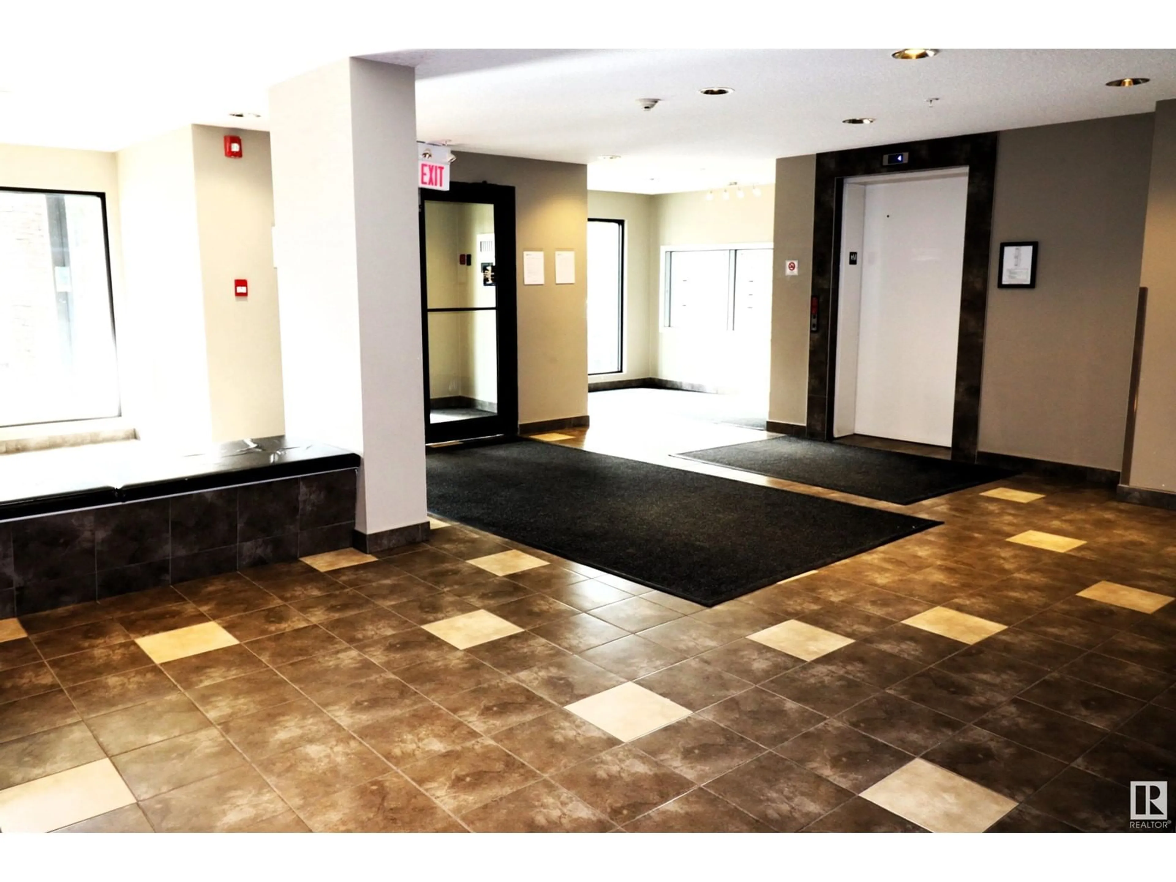 Indoor foyer for 232 - 5515 7 AV SW, Edmonton Alberta T6X2A8