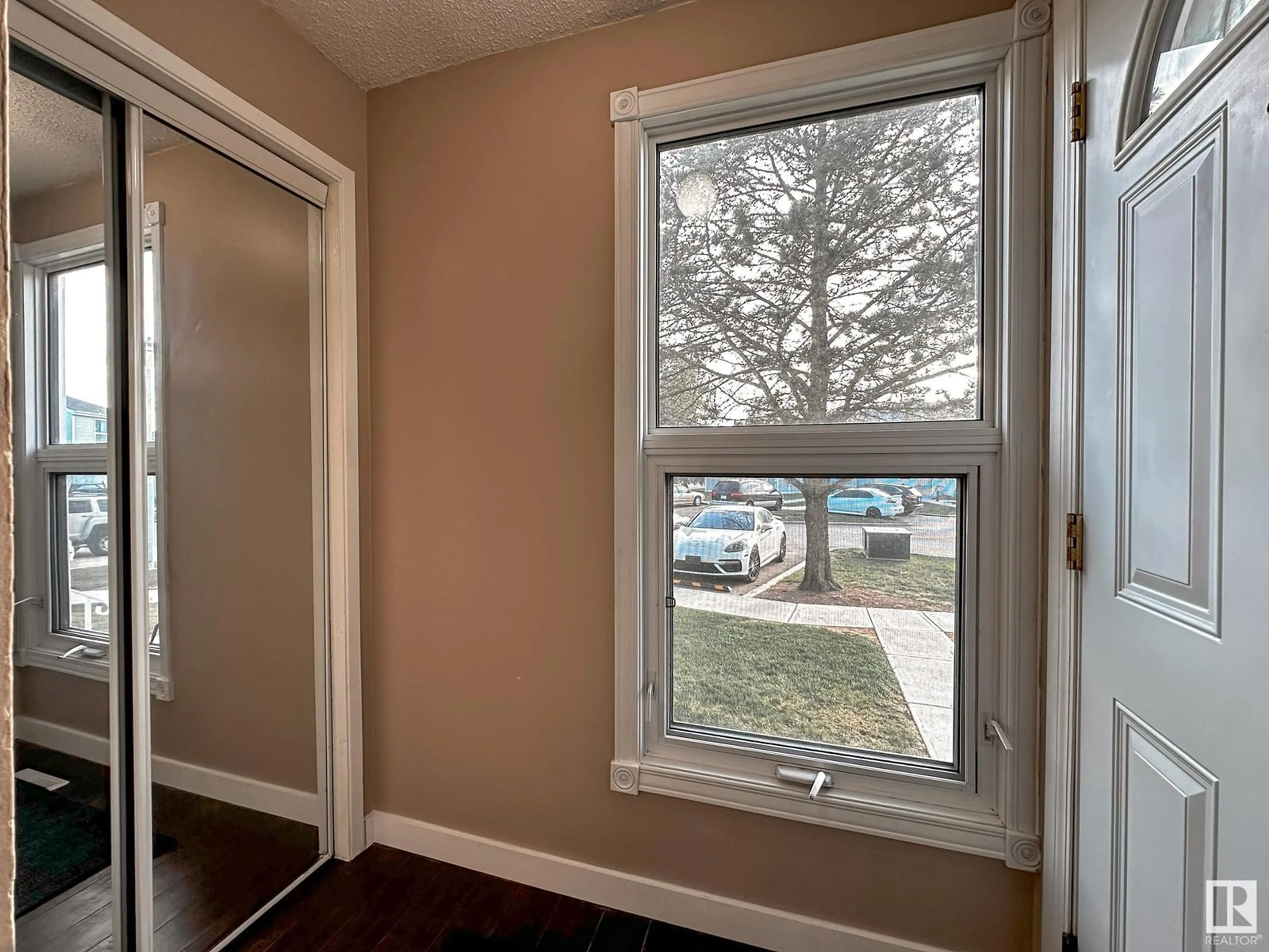 Indoor entryway for 10412 28A AV, Edmonton Alberta T6J4J6