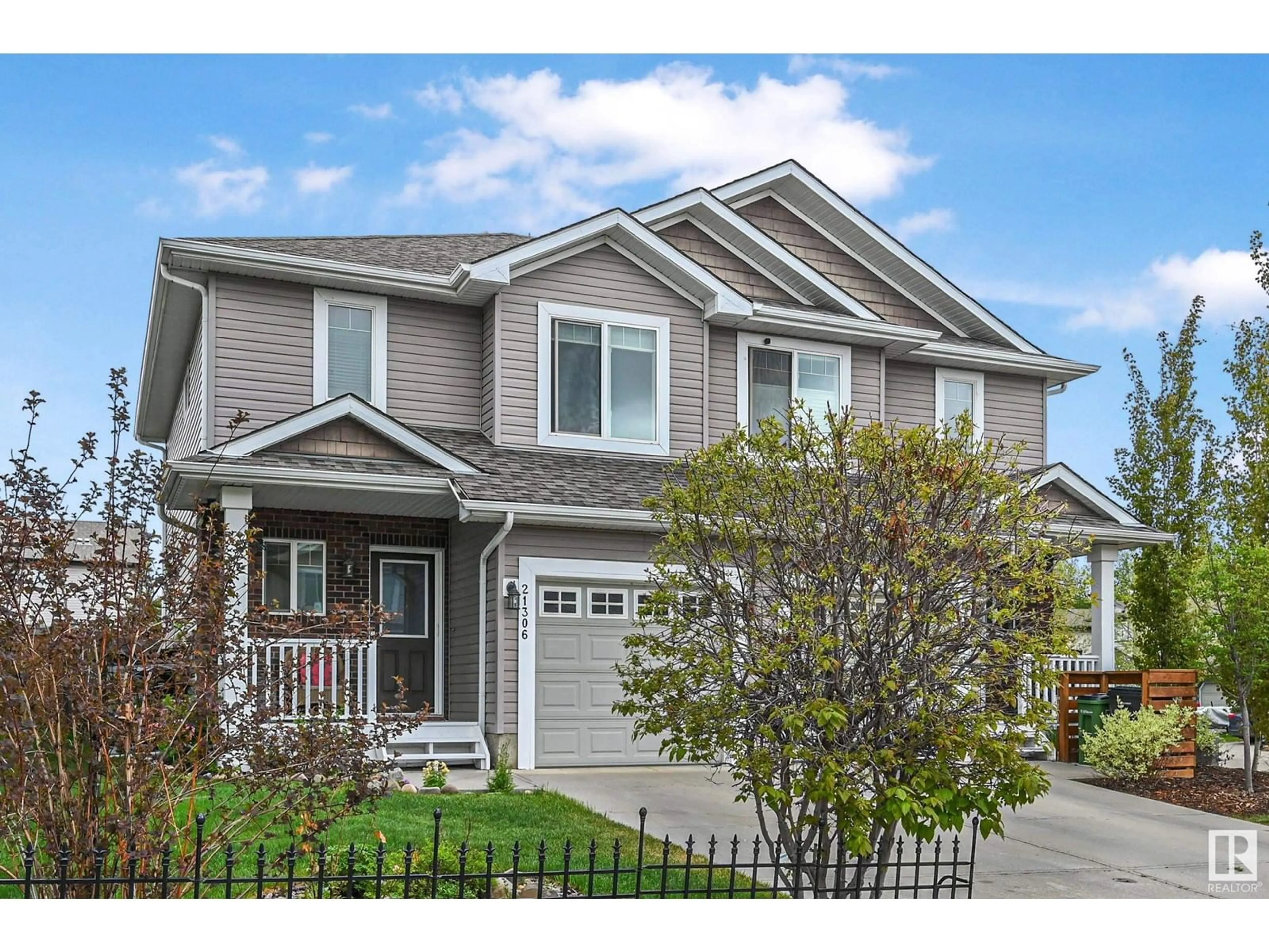 Home with vinyl exterior material, street for 21306 46 AV, Edmonton Alberta T6M0G9