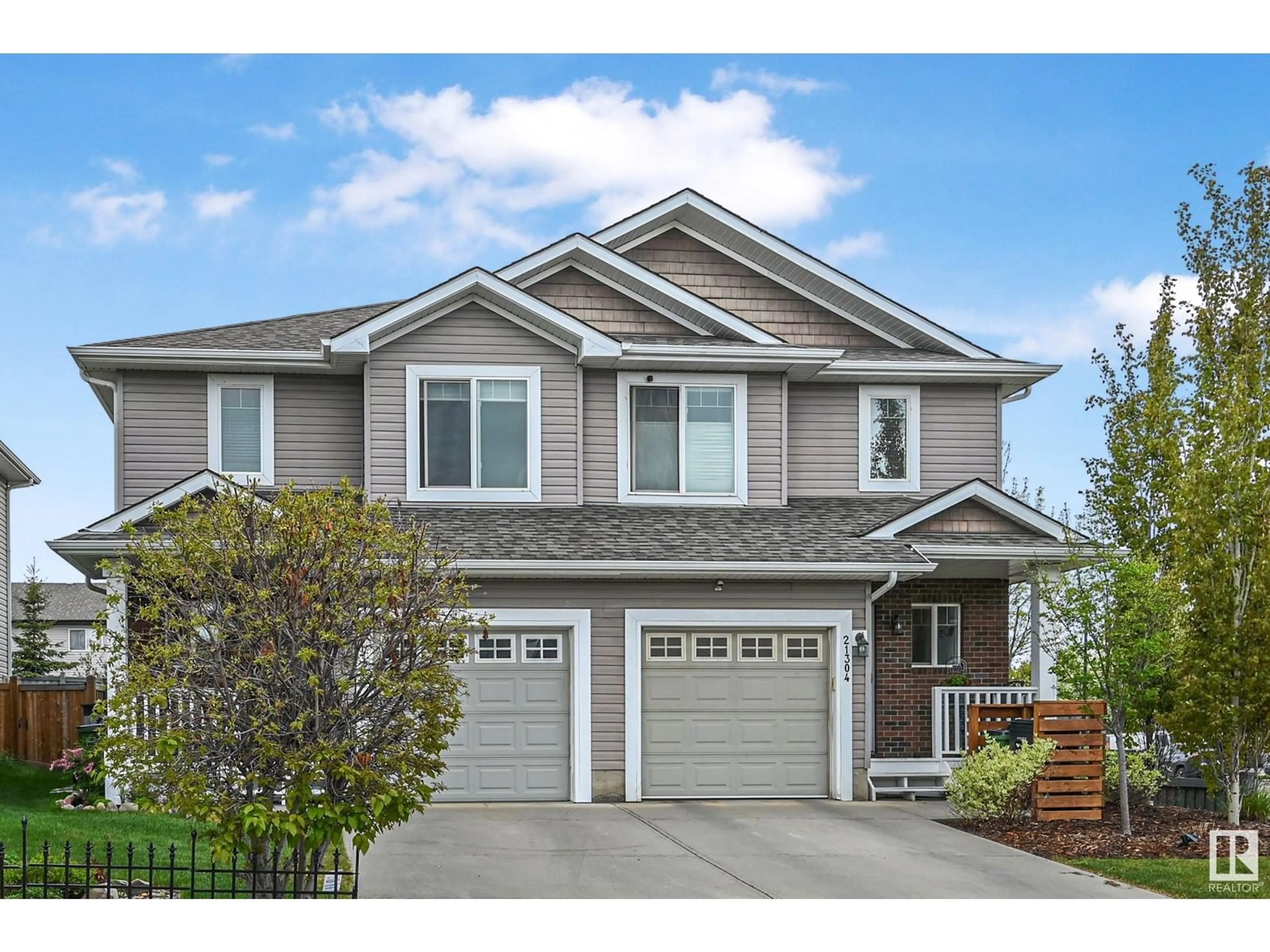 Home with vinyl exterior material, street for 21306 46 AV, Edmonton Alberta T6M0G9