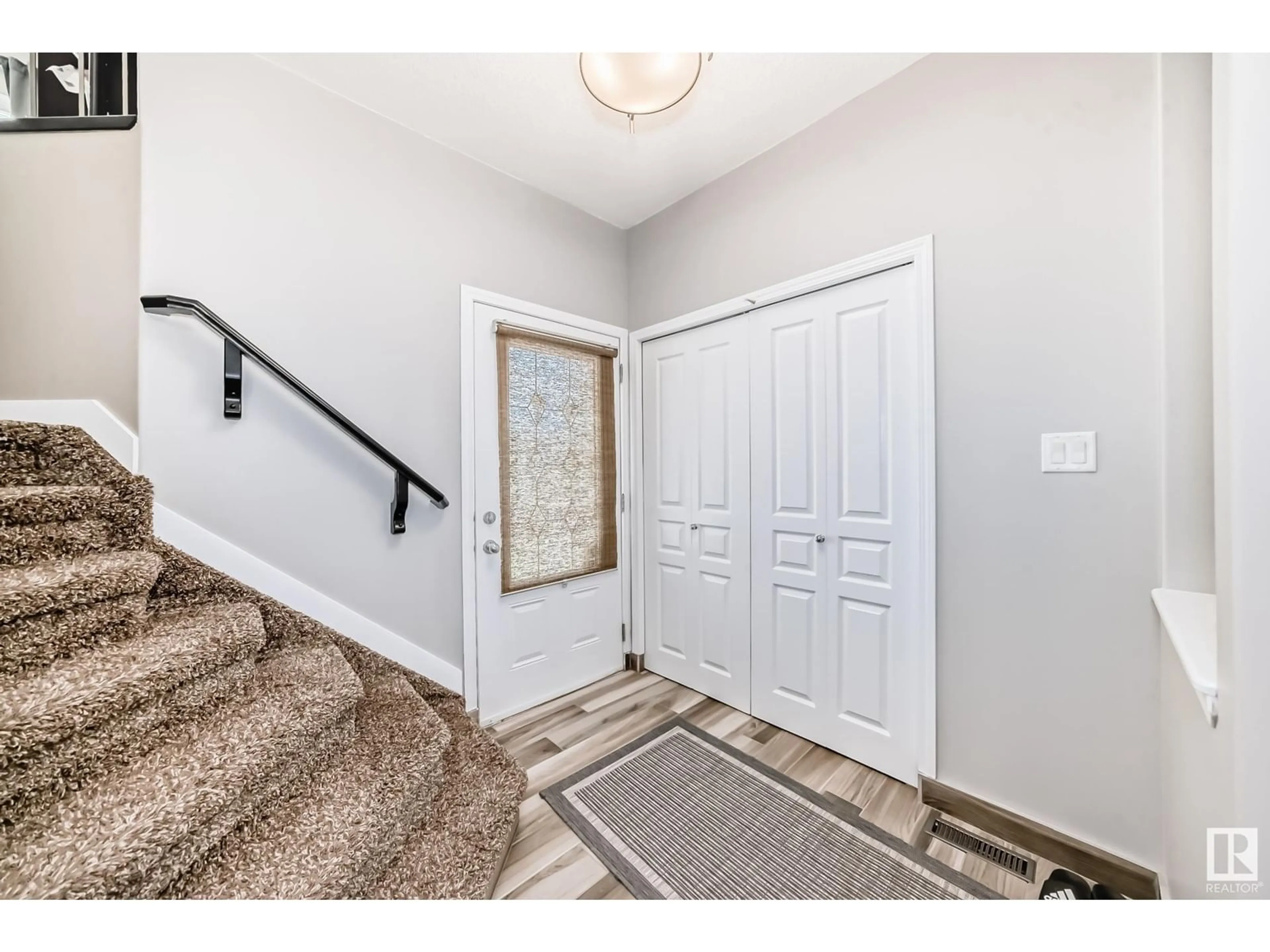 Indoor entryway for 6965 STROM LN, Edmonton Alberta T6R0J9