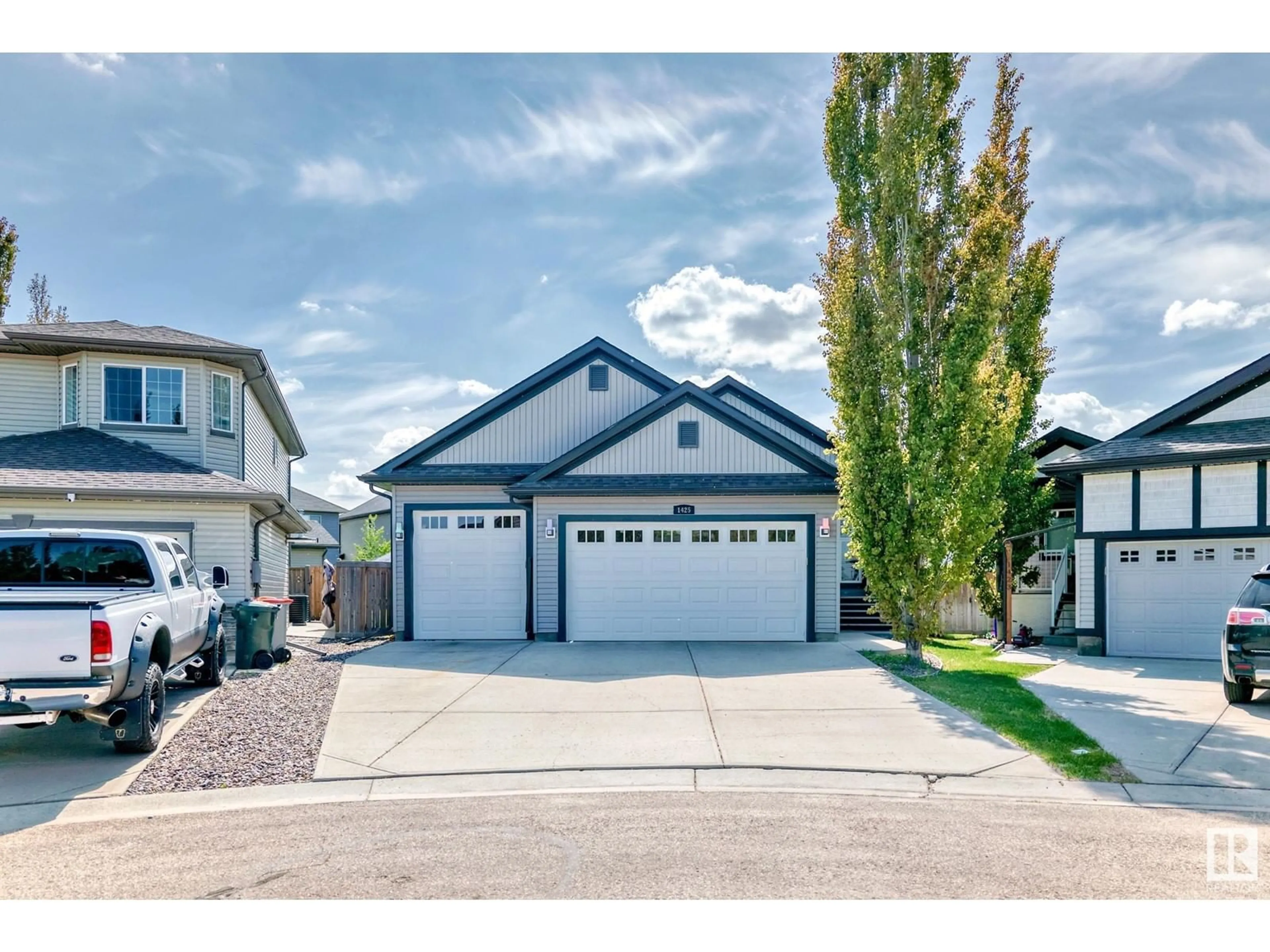 Home with vinyl exterior material, street for 1425 WESTERRA BA, Stony Plain Alberta T7Z0B3