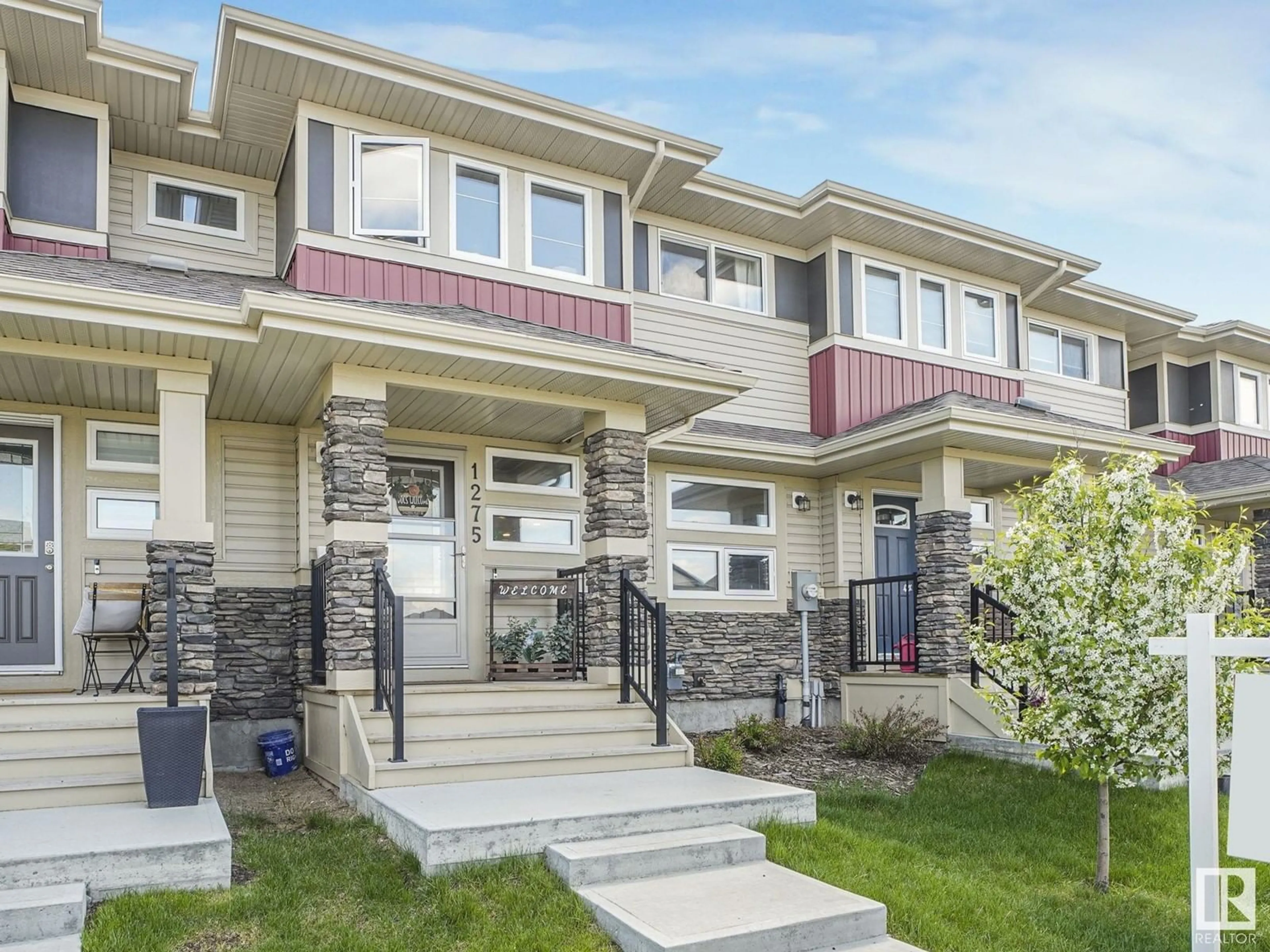 Home with vinyl exterior material, street for 1275 SANDSTONE BV, Sherwood Park Alberta T8H1B2