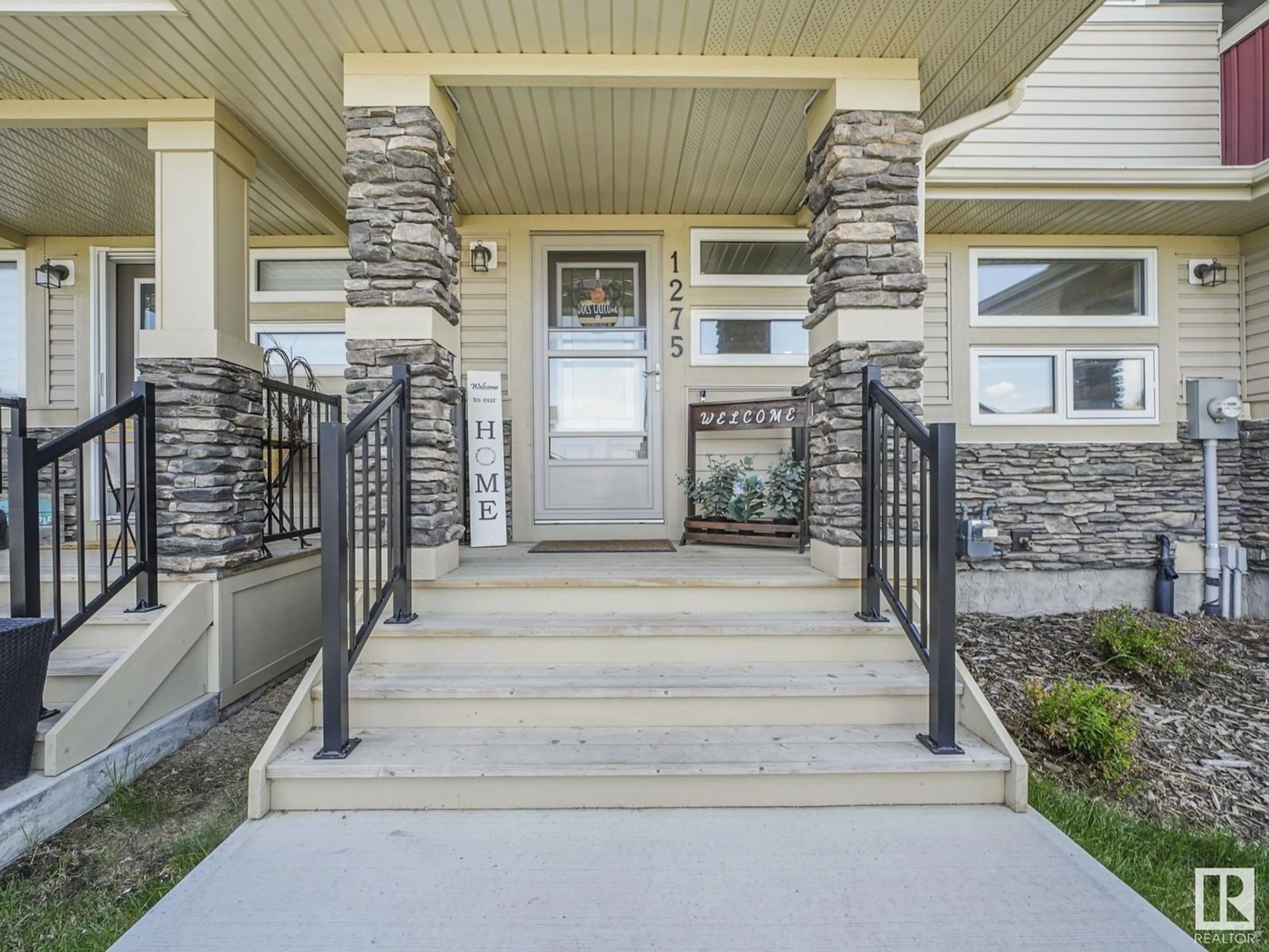 Indoor entryway for 1275 SANDSTONE BV, Sherwood Park Alberta T8H1B2