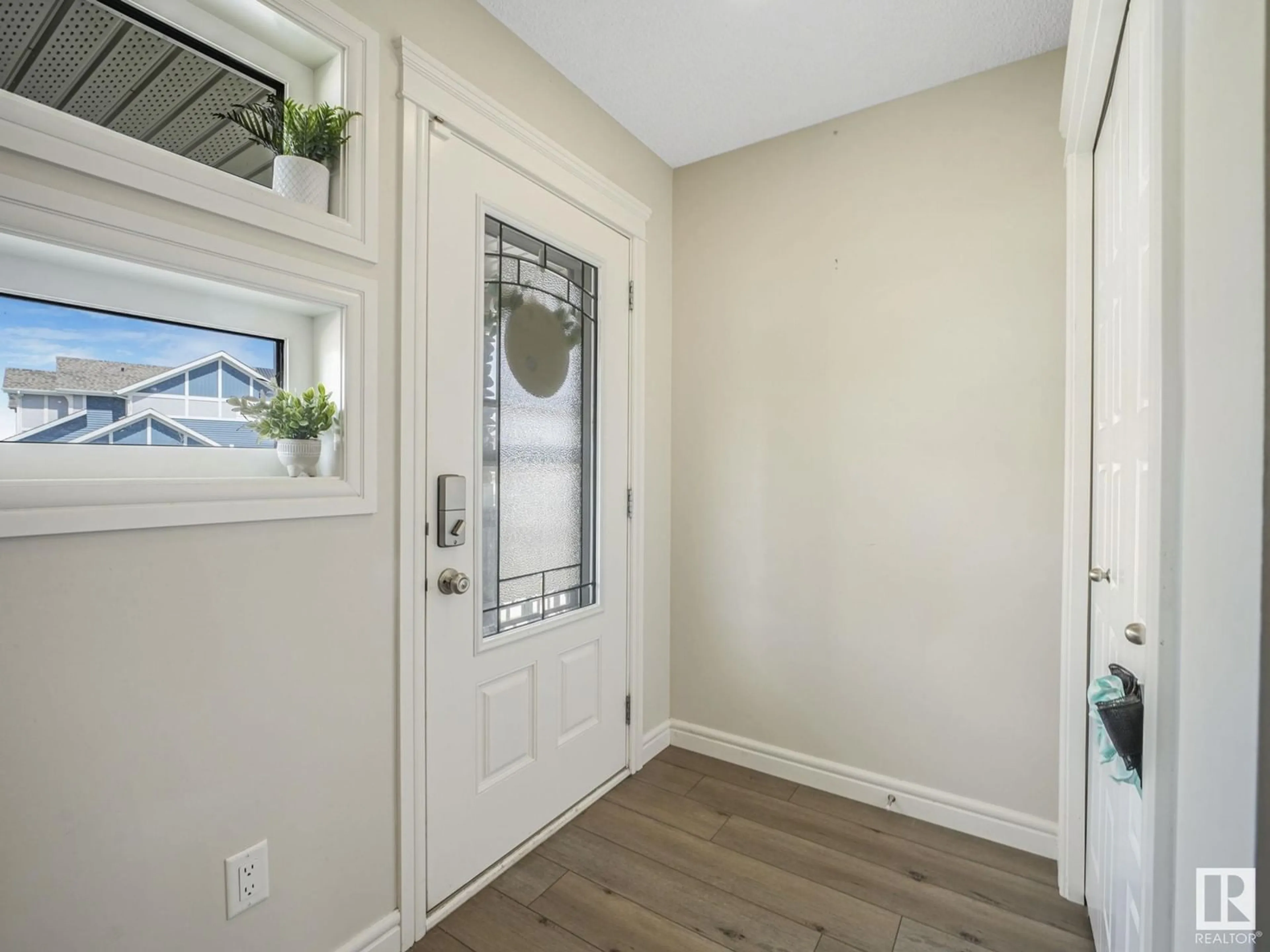 Indoor entryway for 1275 SANDSTONE BV, Sherwood Park Alberta T8H1B2