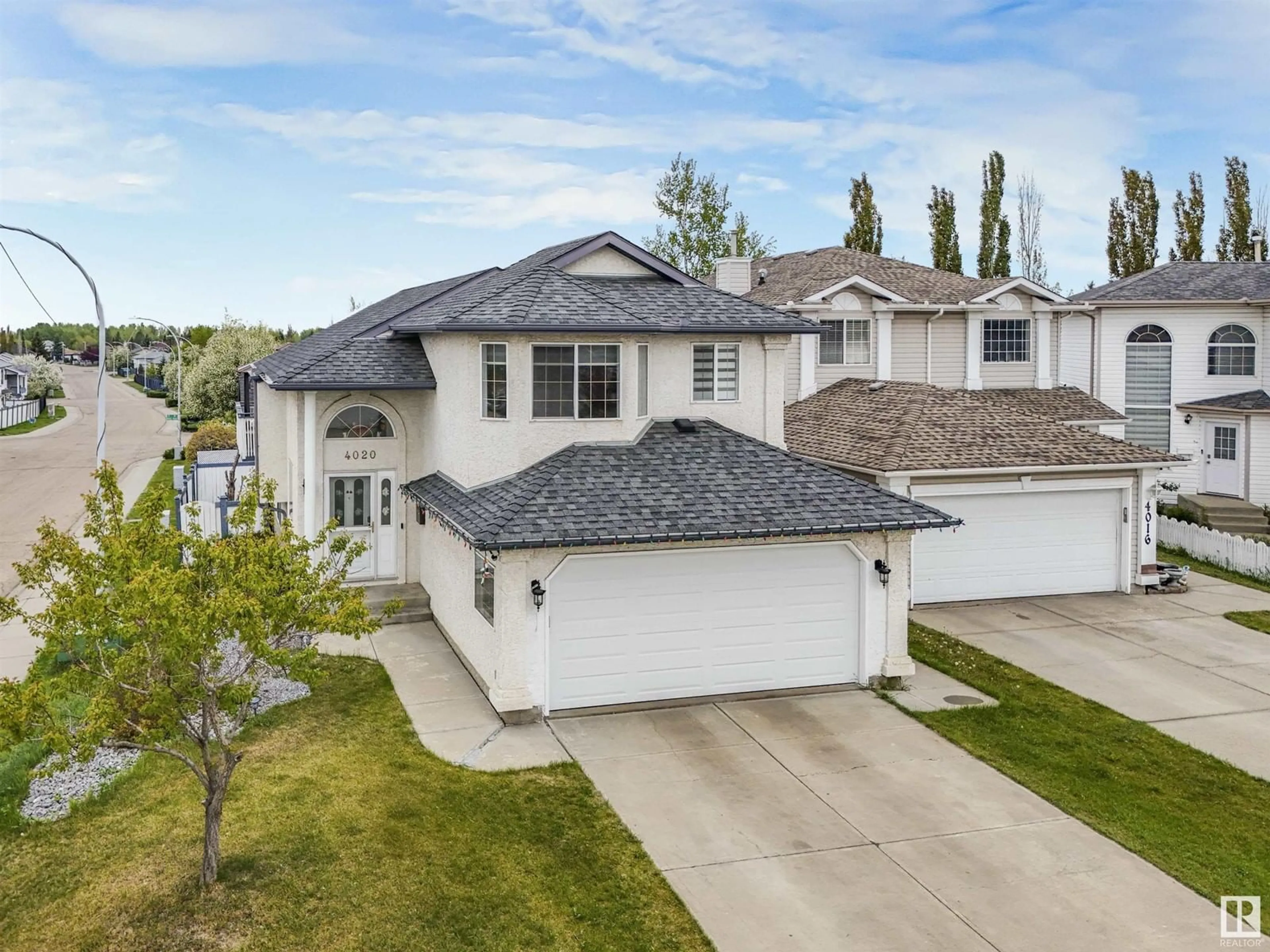 A pic from outside/outdoor area/front of a property/back of a property/a pic from drone, street for 4020 36A AV, Edmonton Alberta T6L7B1
