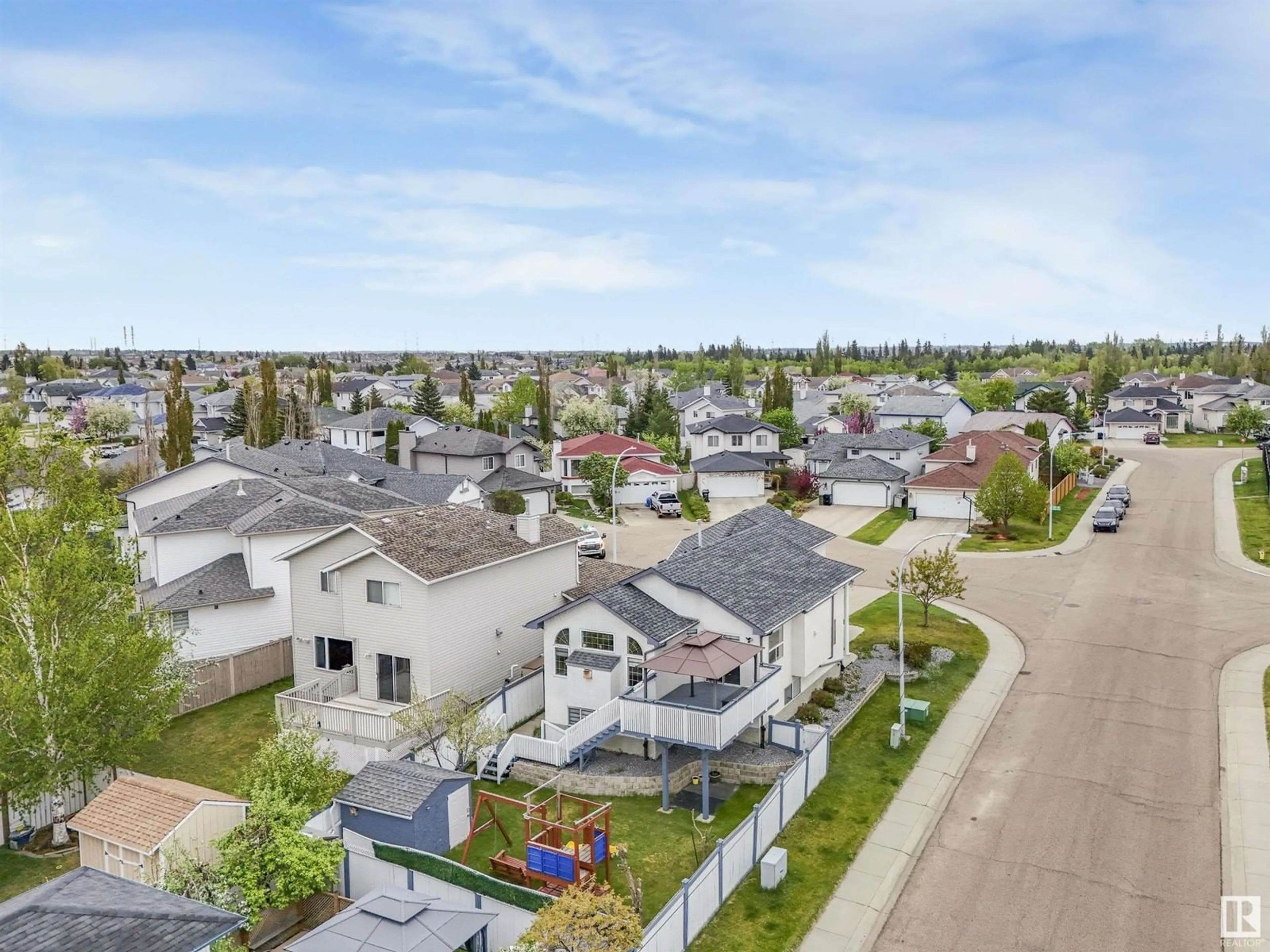 A pic from outside/outdoor area/front of a property/back of a property/a pic from drone, street for 4020 36A AV, Edmonton Alberta T6L7B1