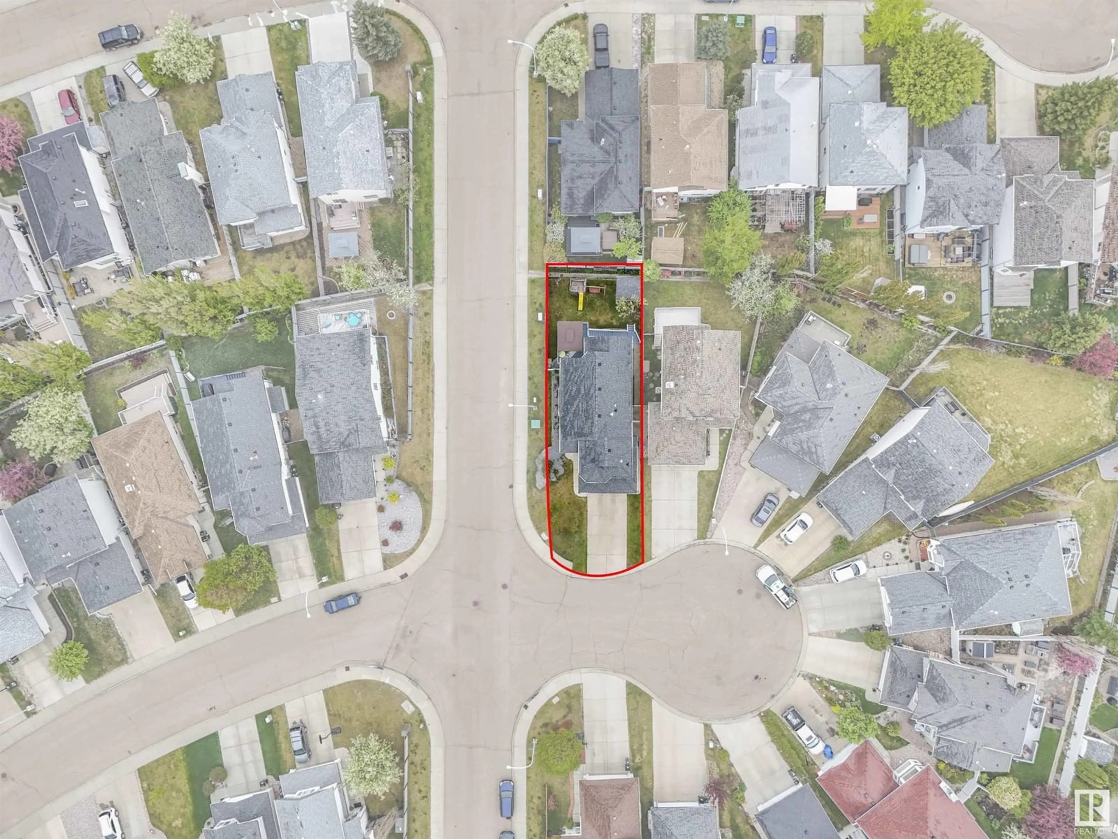 A pic from outside/outdoor area/front of a property/back of a property/a pic from drone, street for 4020 36A AV, Edmonton Alberta T6L7B1