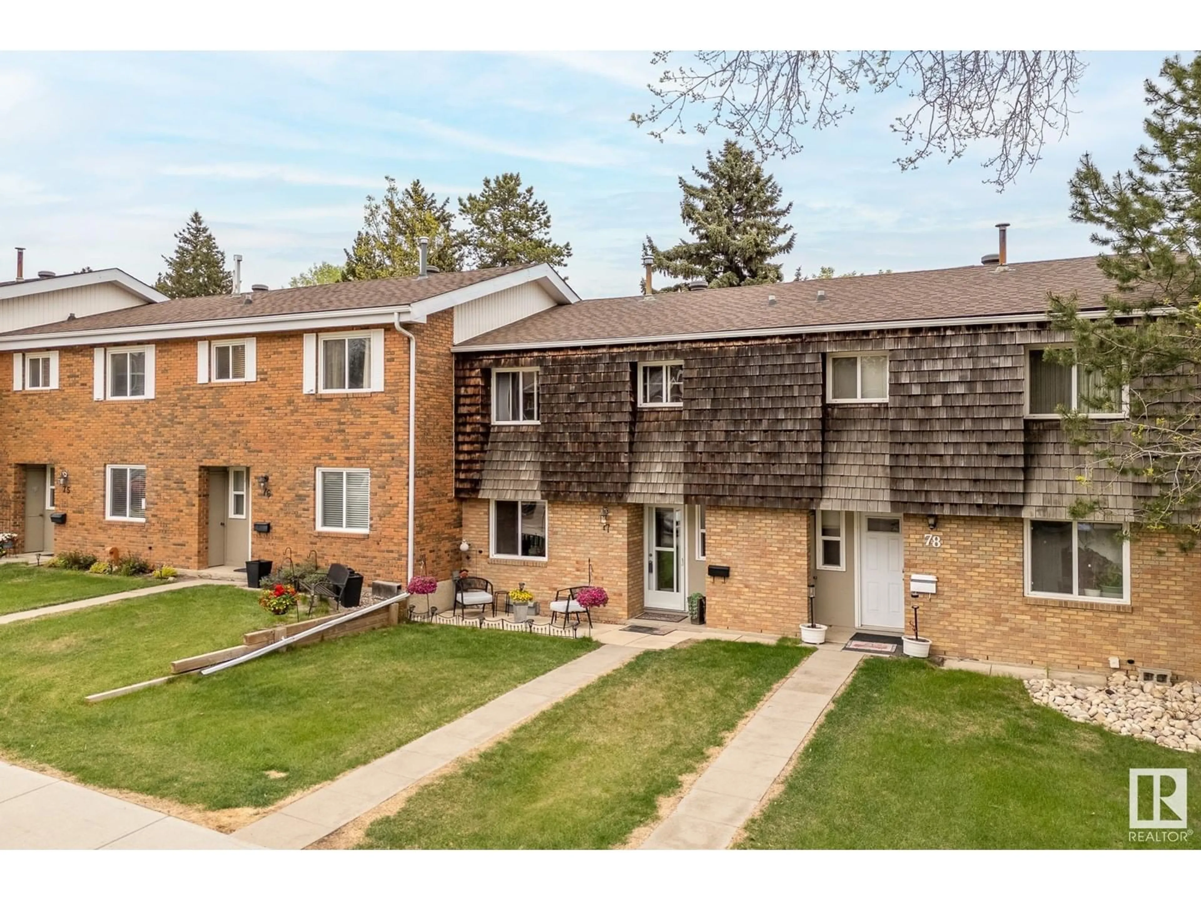 A pic from outside/outdoor area/front of a property/back of a property/a pic from drone, street for 77 GREAT OA, Sherwood Park Alberta T8A2X1