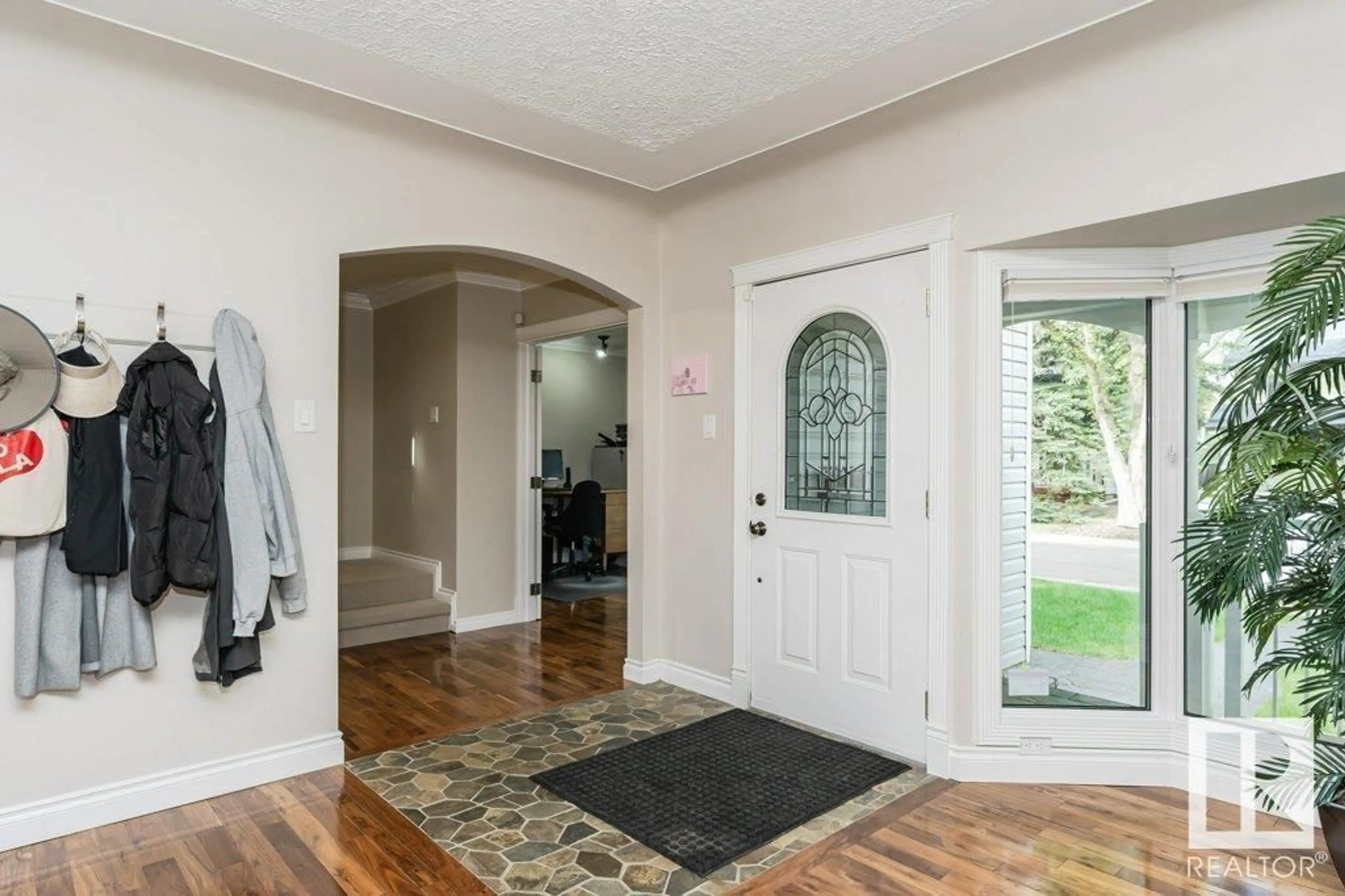 Indoor entryway for 9119 117 ST NW, Edmonton Alberta T6G1S1