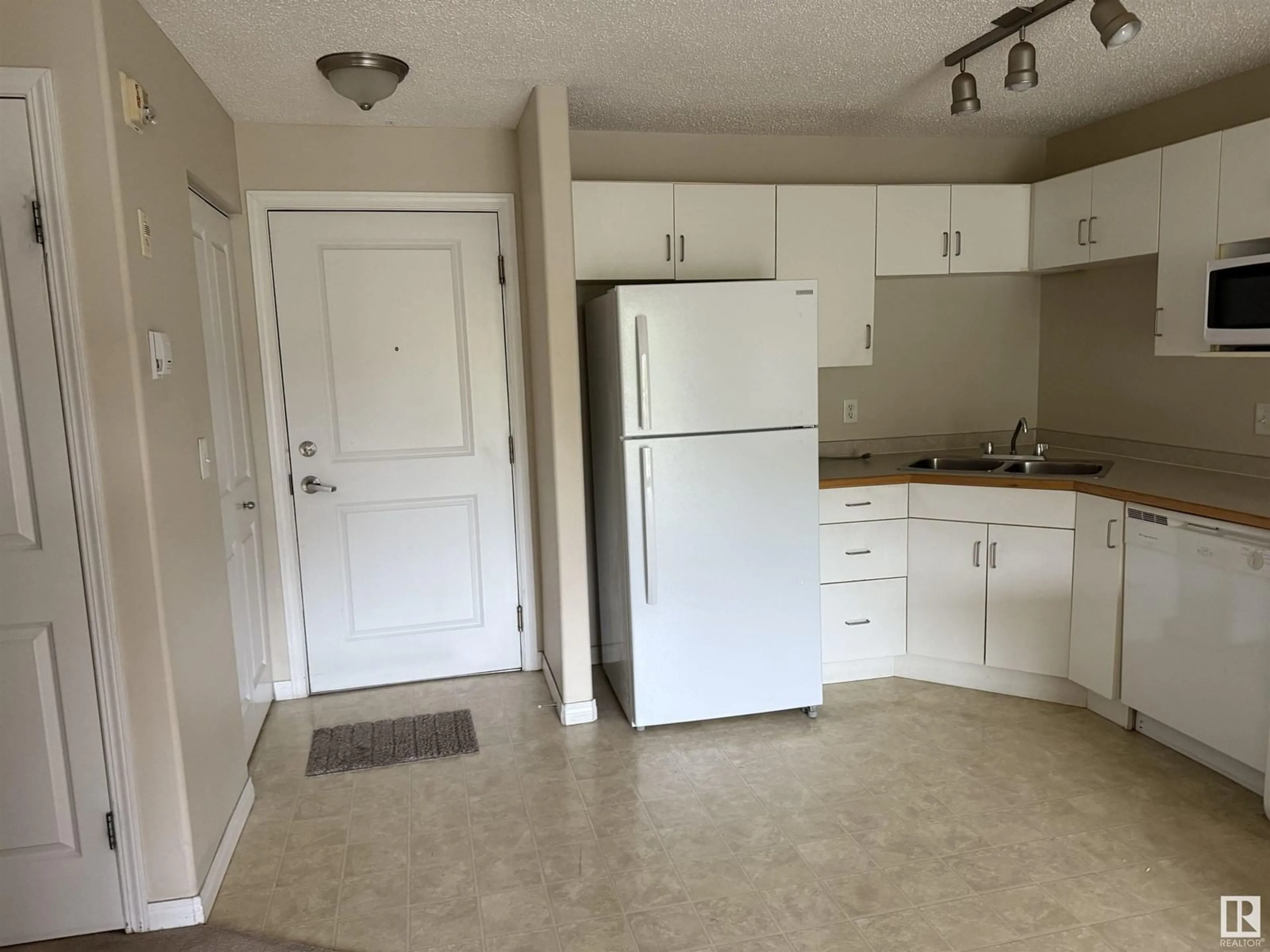 Standard kitchen, unknown for 220 10535 122 ST NW, Edmonton Alberta T5N4B7