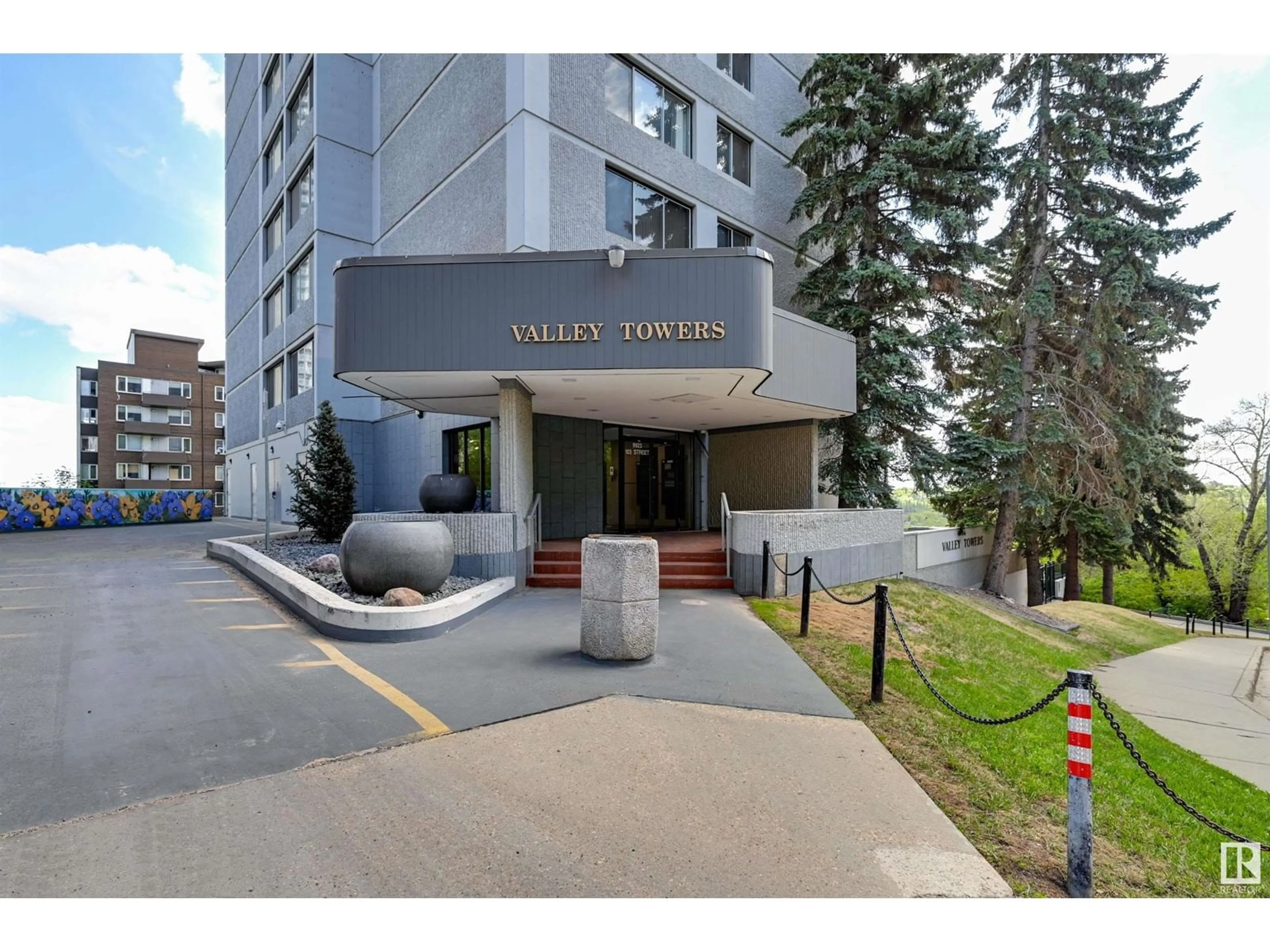 Indoor foyer for 202 - 9923 103 ST, Edmonton Alberta T5K2J3