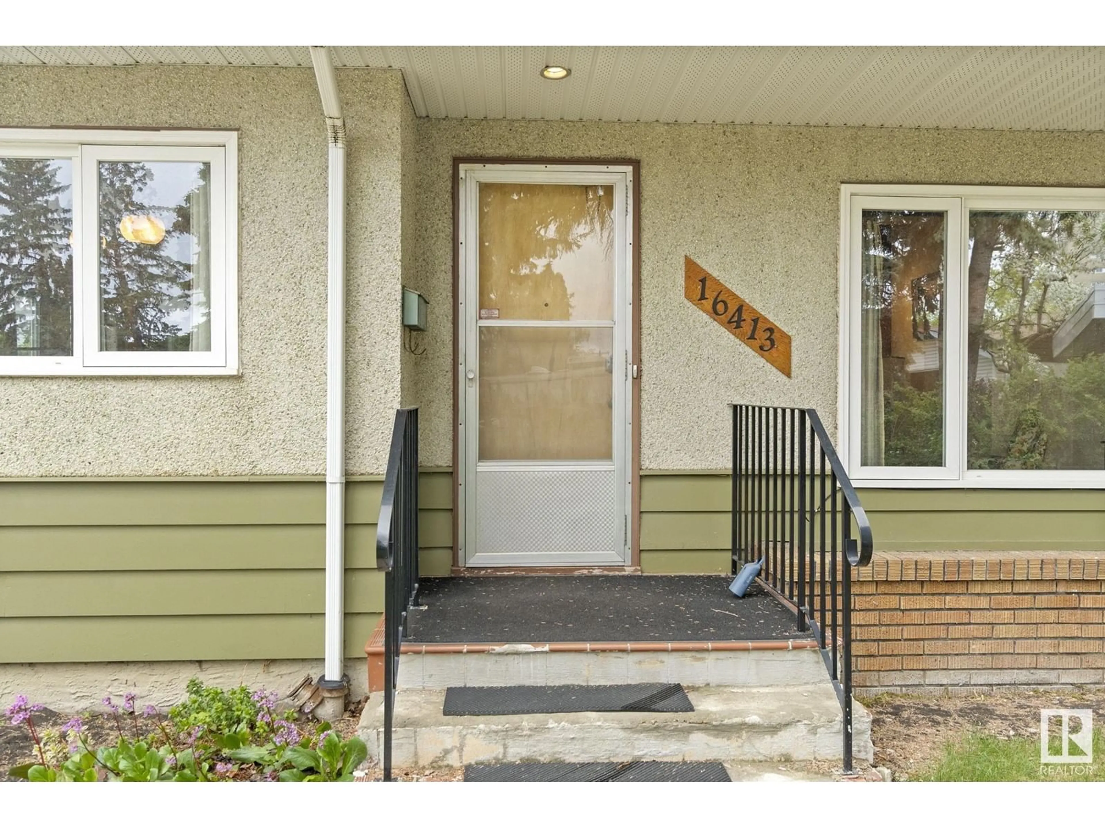 Indoor entryway for 16413 87A AV, Edmonton Alberta T6R4H8