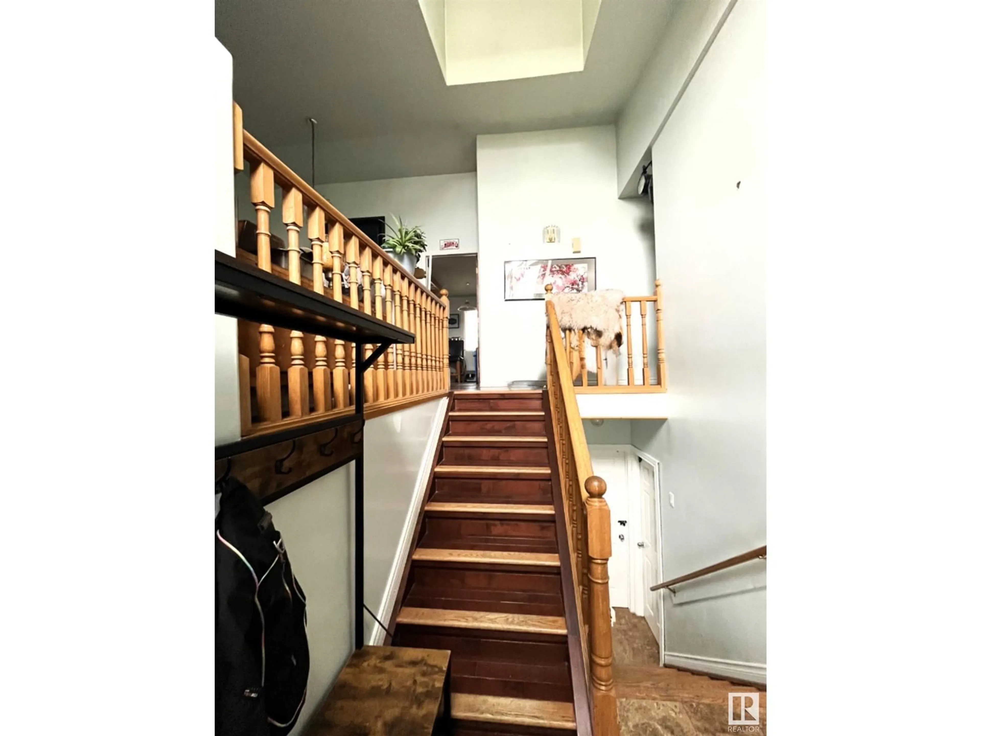 Stairs for 908 JORDAN CR, Edmonton Alberta T6L6X5