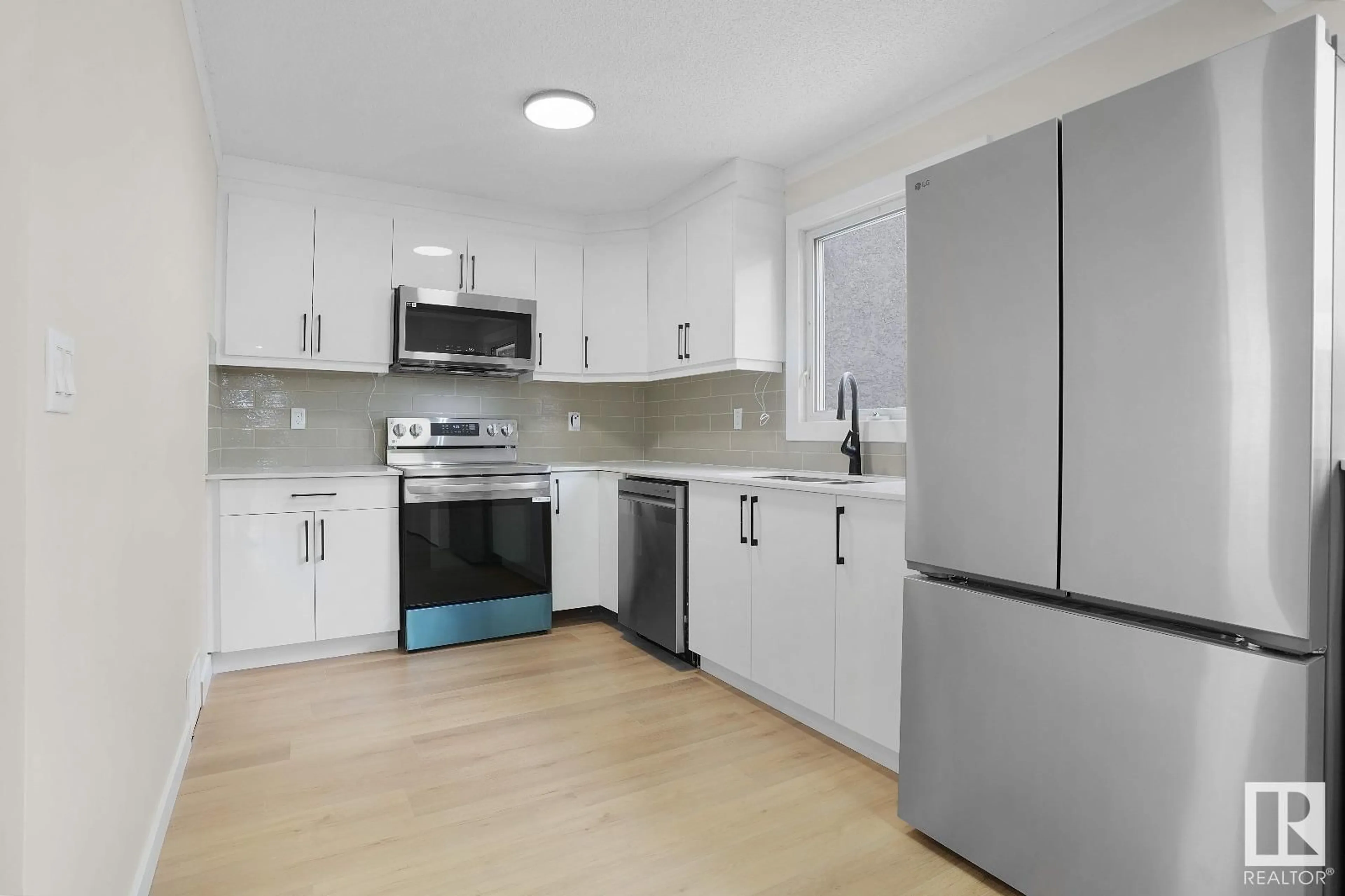 Standard kitchen, unknown for 4306 37 ST, Edmonton Alberta T6L4J7
