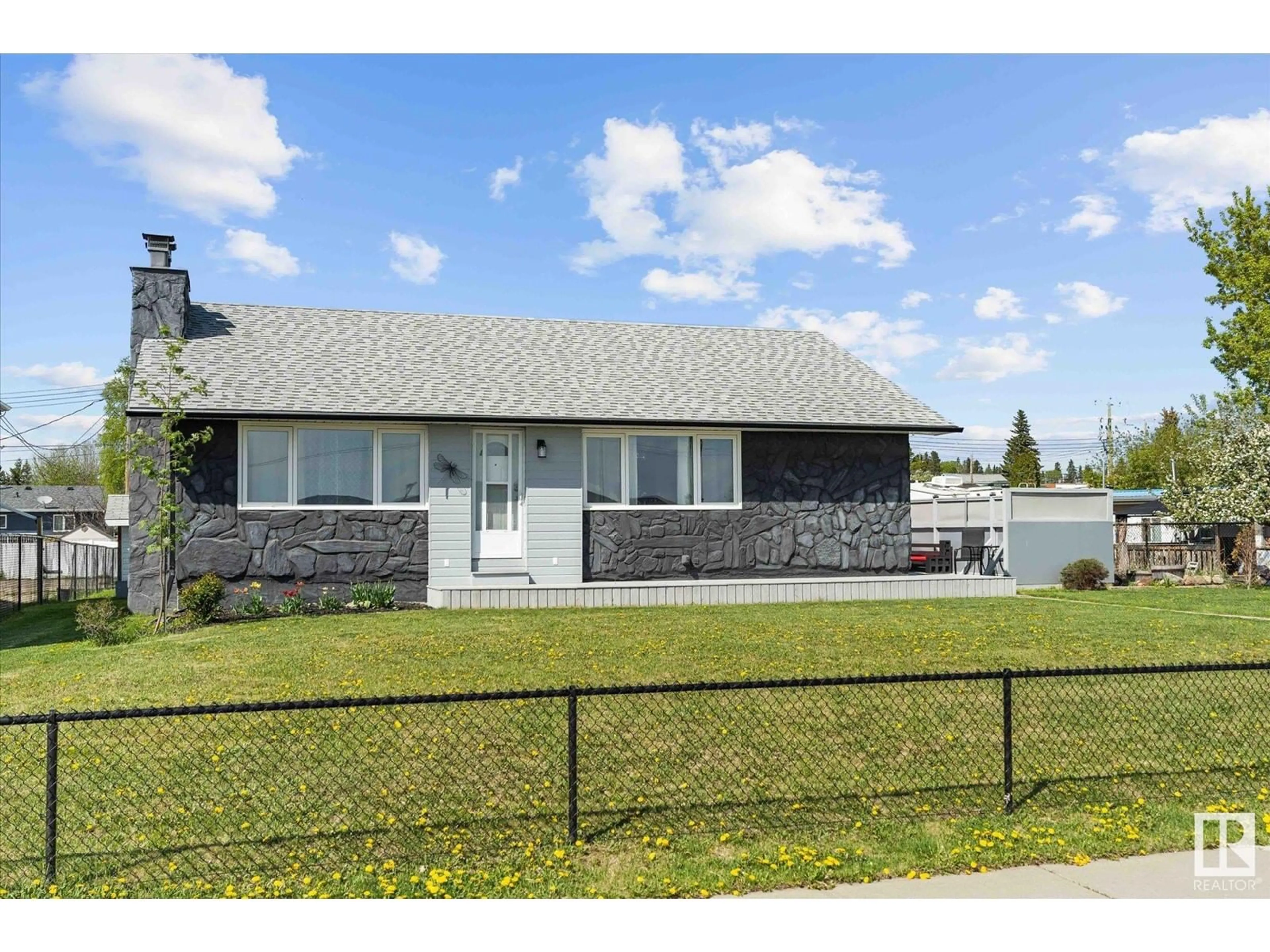 Home with vinyl exterior material, unknown for 5230 51 AV, Wabamun Alberta T0E0K0