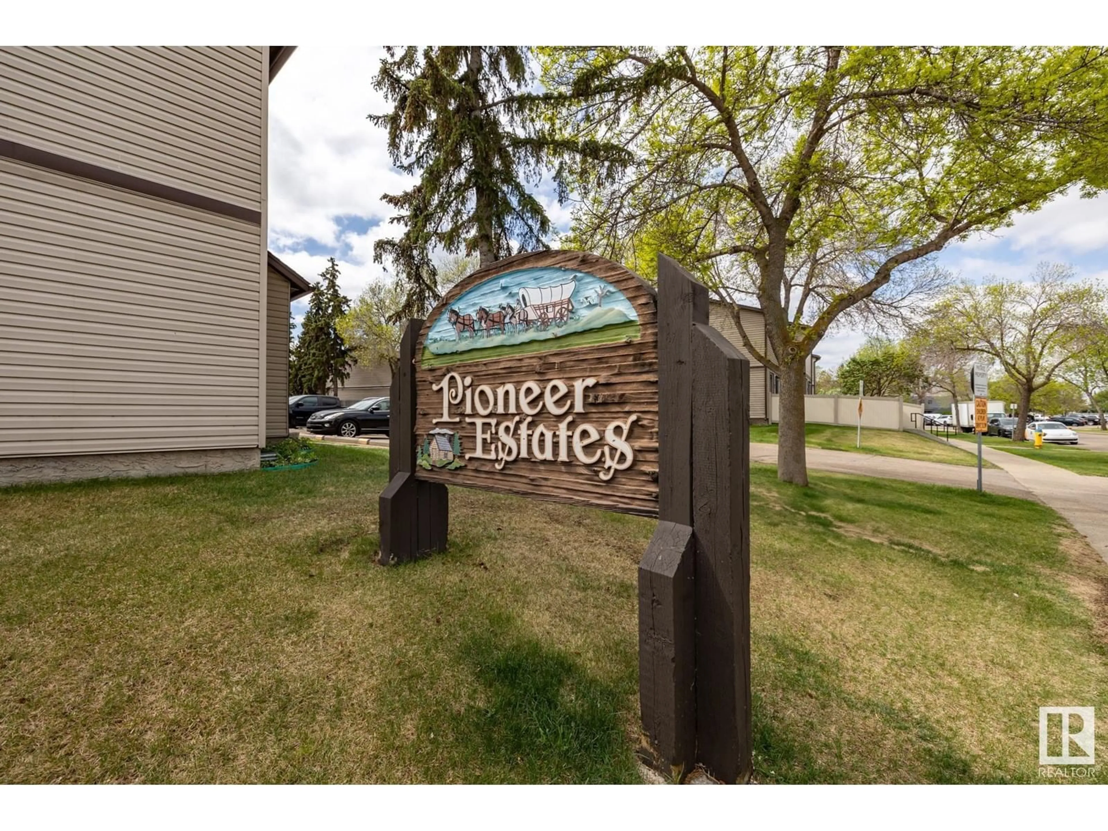 Indoor foyer for 1225 HOOKE RD, Edmonton Alberta T5A4A5