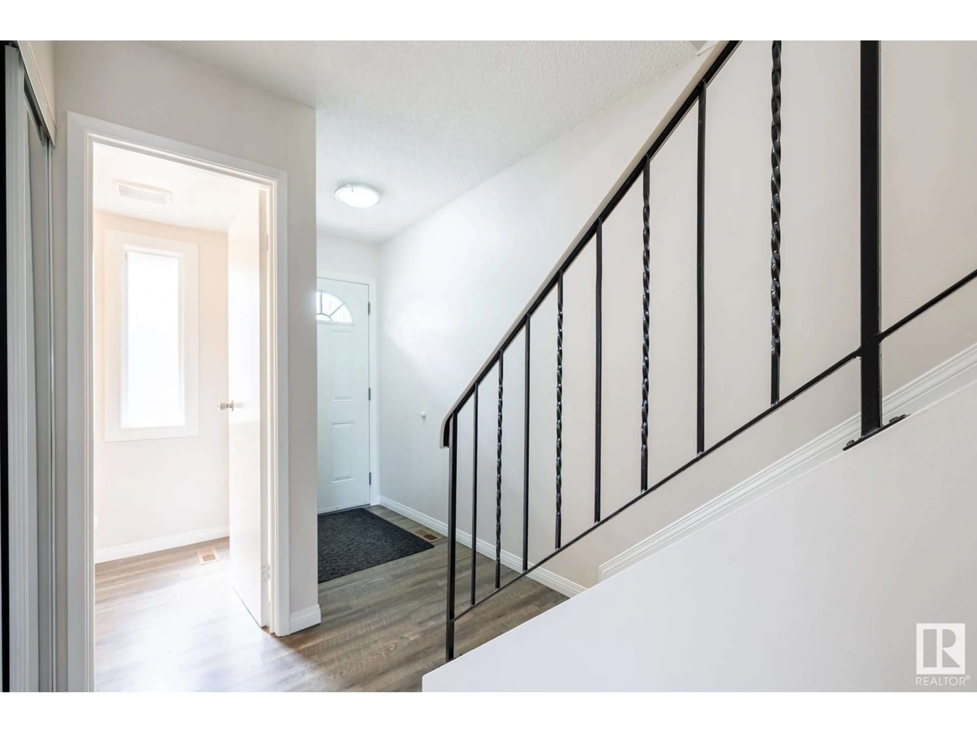 Indoor entryway for 1225 HOOKE RD, Edmonton Alberta T5A4A5