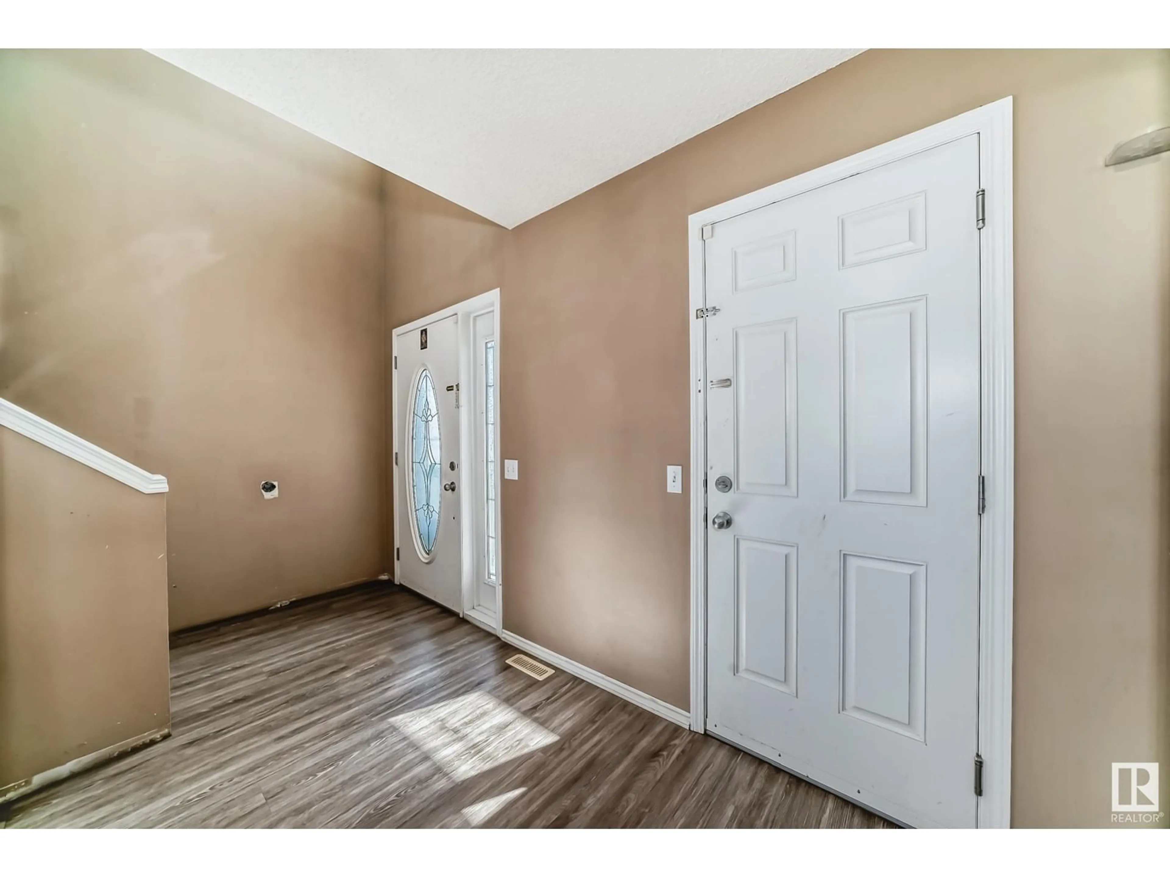 Indoor entryway for 2328 32 AV, Edmonton Alberta T6T1Z7