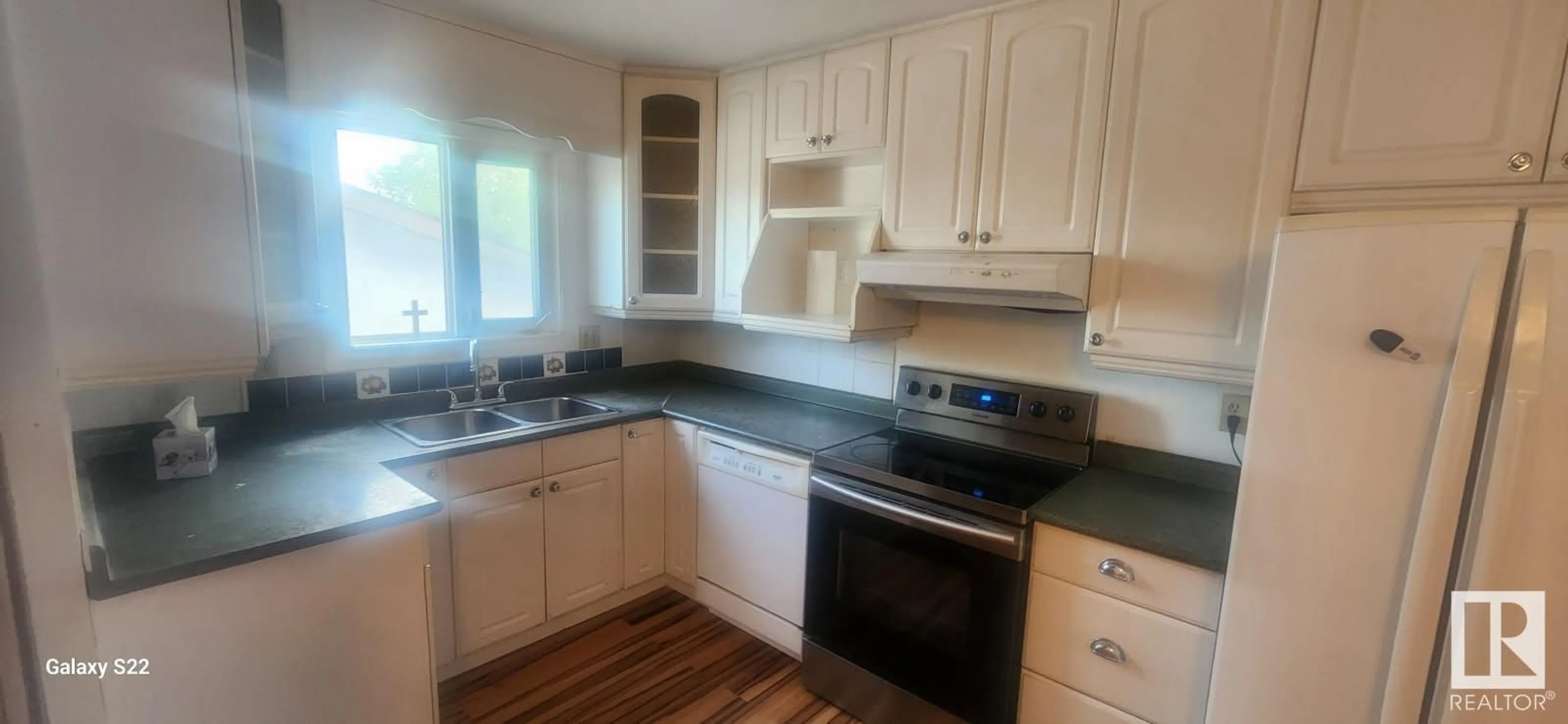 Standard kitchen, unknown for 7303 130 AV, Edmonton Alberta T5C1Y1