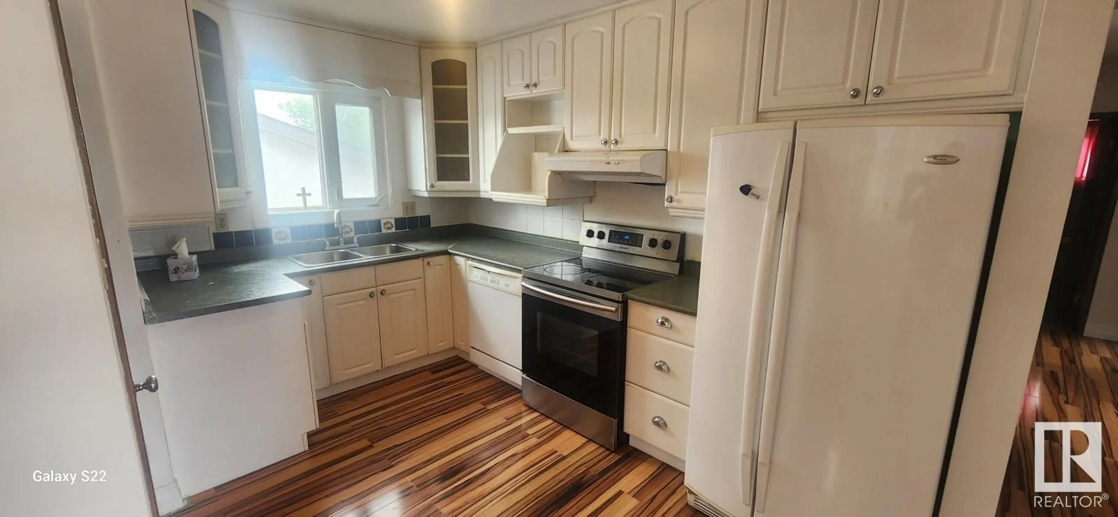 Standard kitchen, wood/laminate floor for 7303 130 AV, Edmonton Alberta T5C1Y1