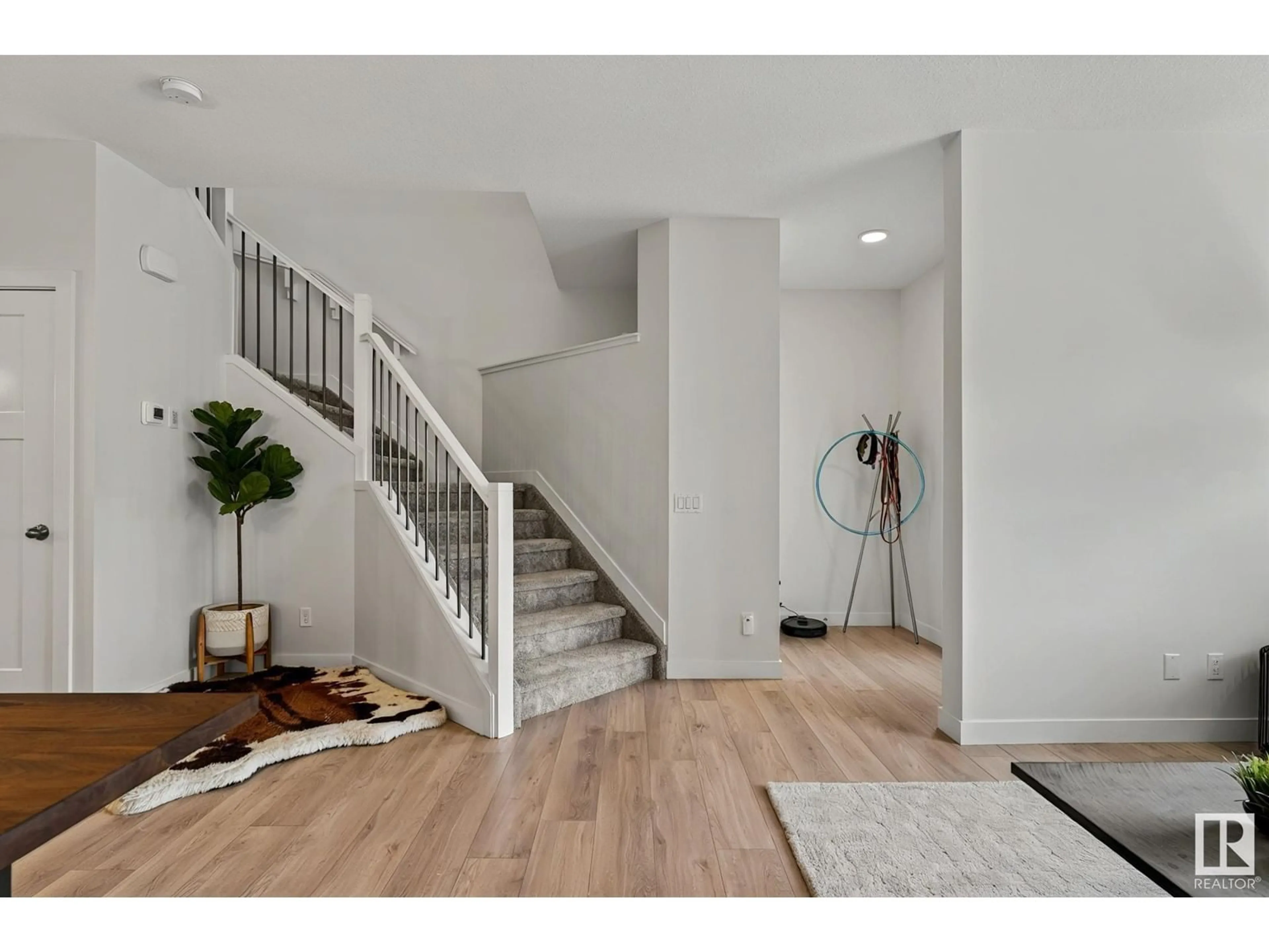 Indoor entryway for 3057 COUGHLAN LN, Edmonton Alberta T6W0C3