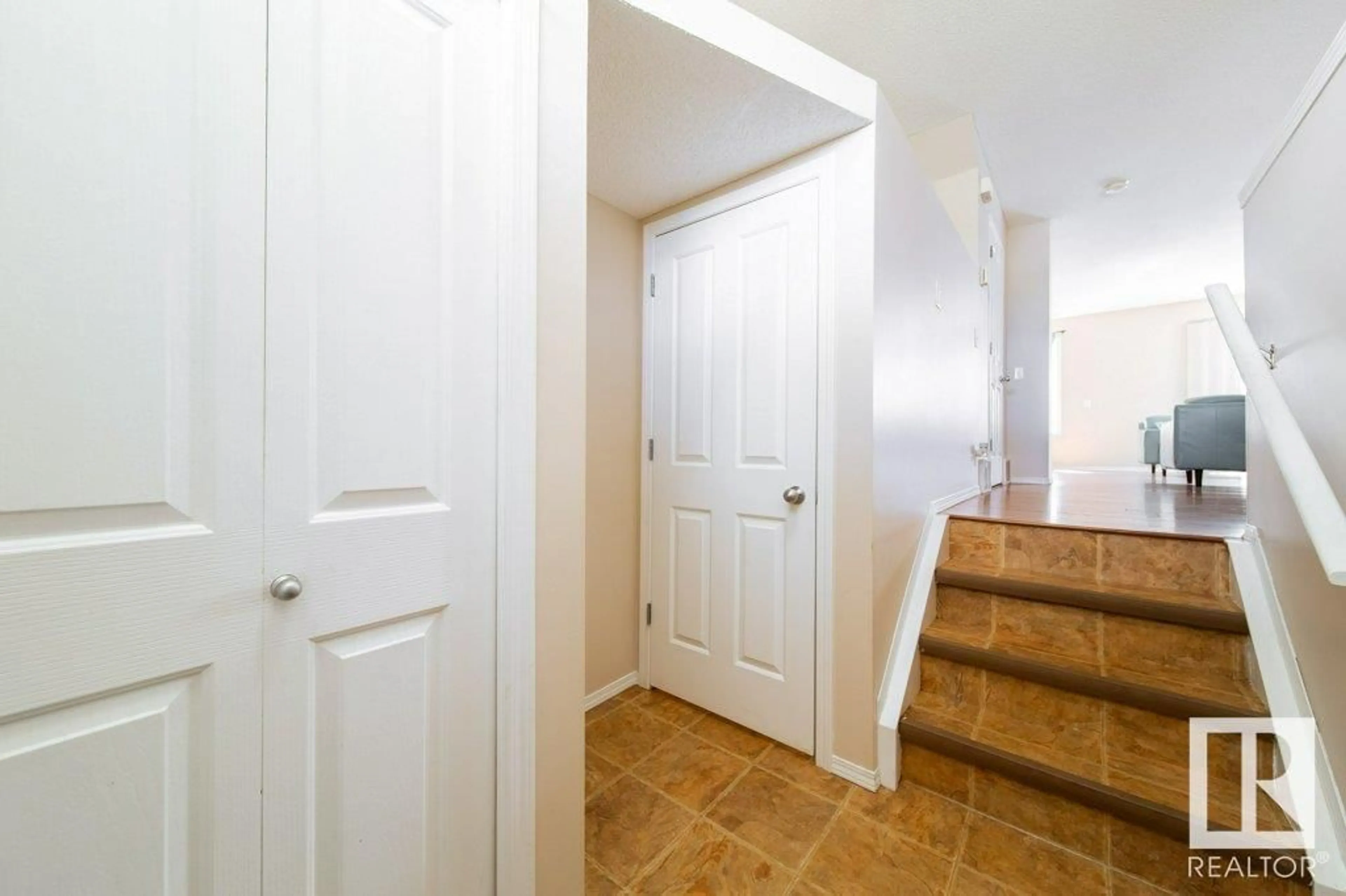 Indoor entryway for 120 5604 199 ST NW, Edmonton Alberta T6M2Z9
