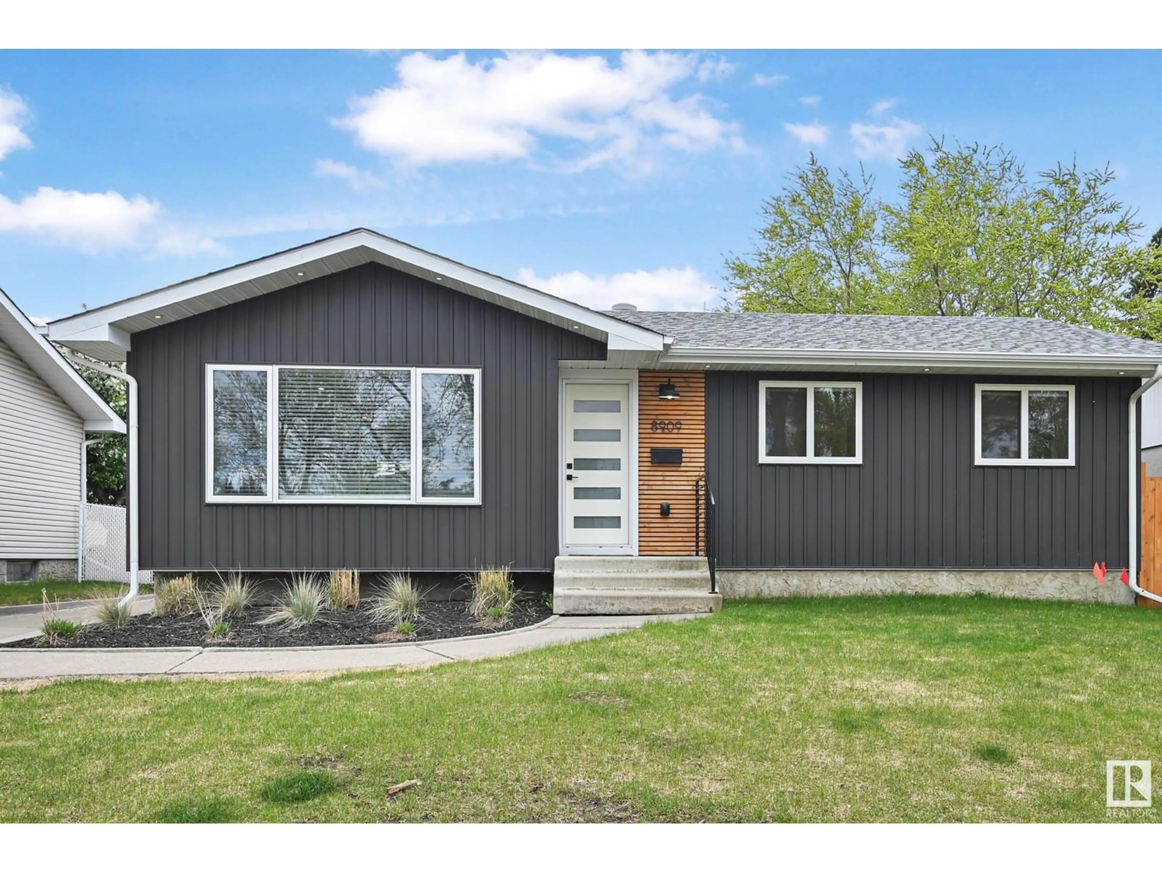 Home with vinyl exterior material, street for 8909 94 AV, Fort Saskatchewan Alberta T8L1B3