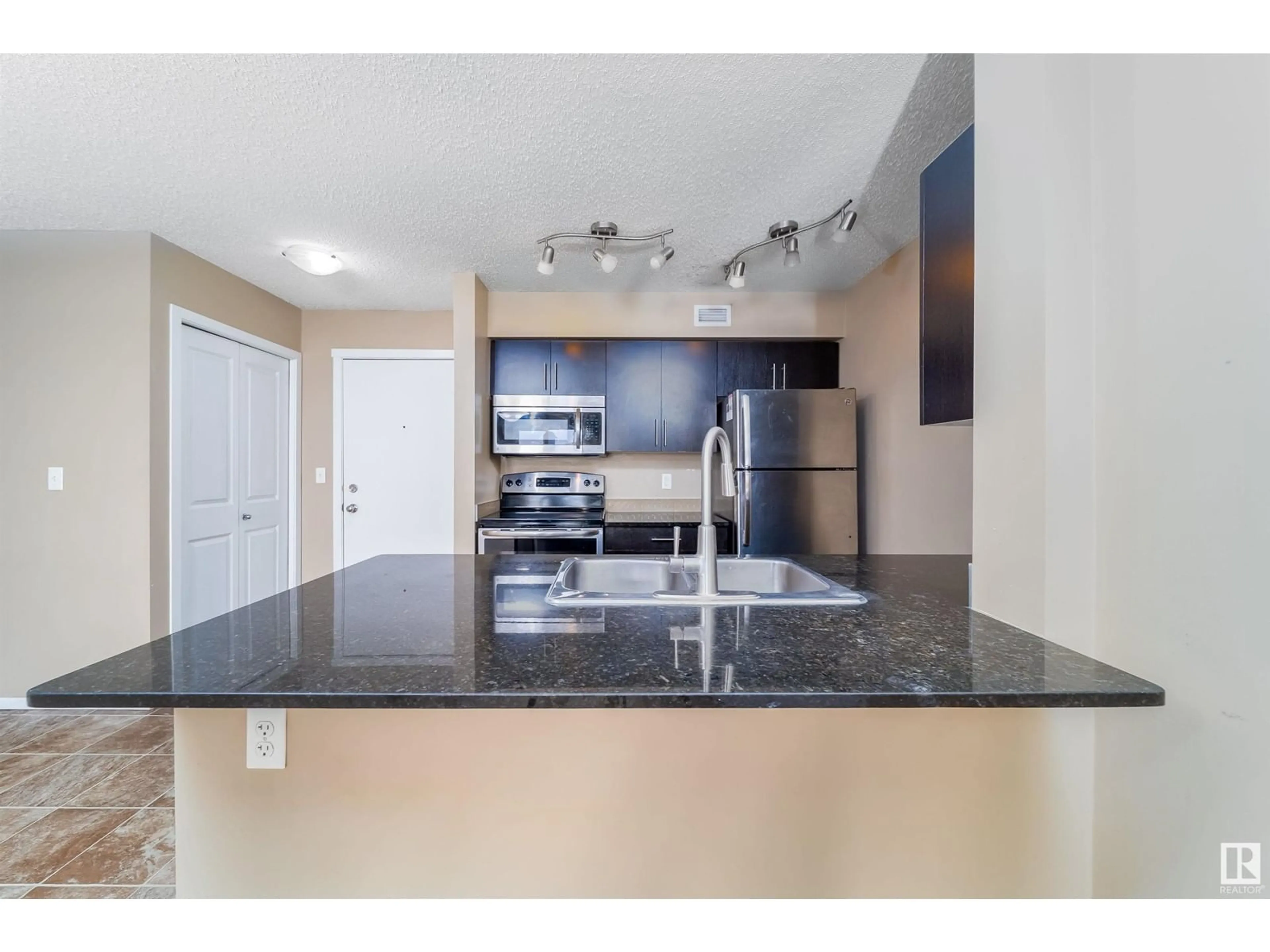 Standard kitchen, unknown for SW - 420 107 WATT CM, Edmonton Alberta T6X2C6