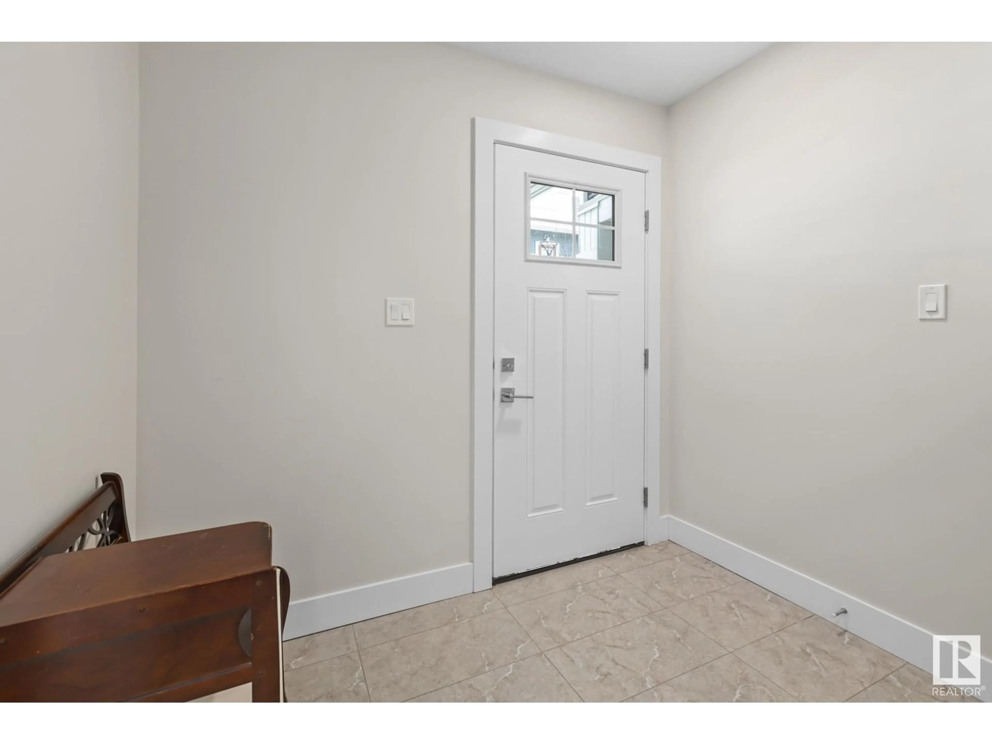 Indoor entryway for 16 230 EDGEMONT RD NW, Edmonton Alberta T6M0Y8