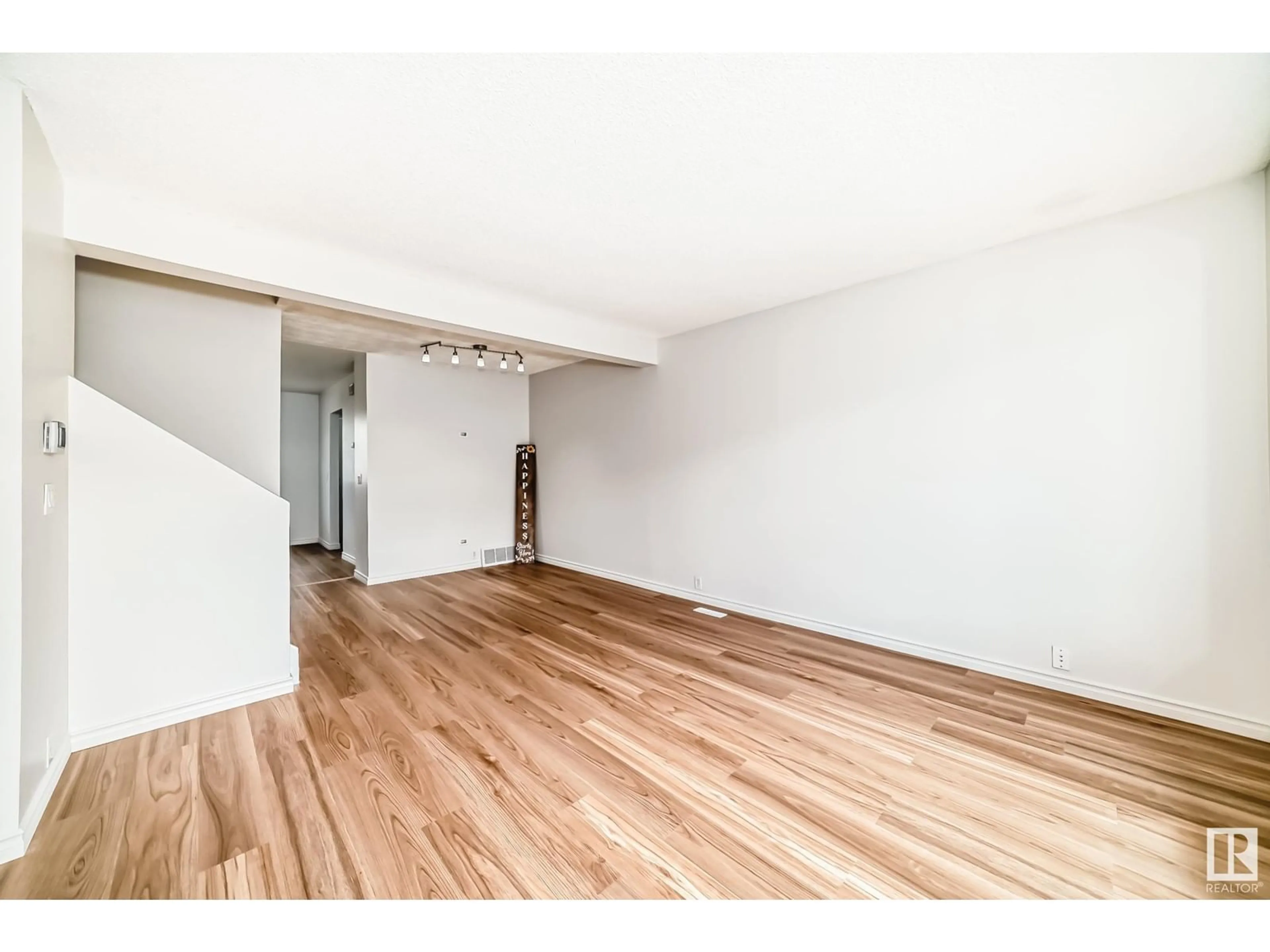 A pic of a room for 18038 95A AV, Edmonton Alberta T5T2Z6