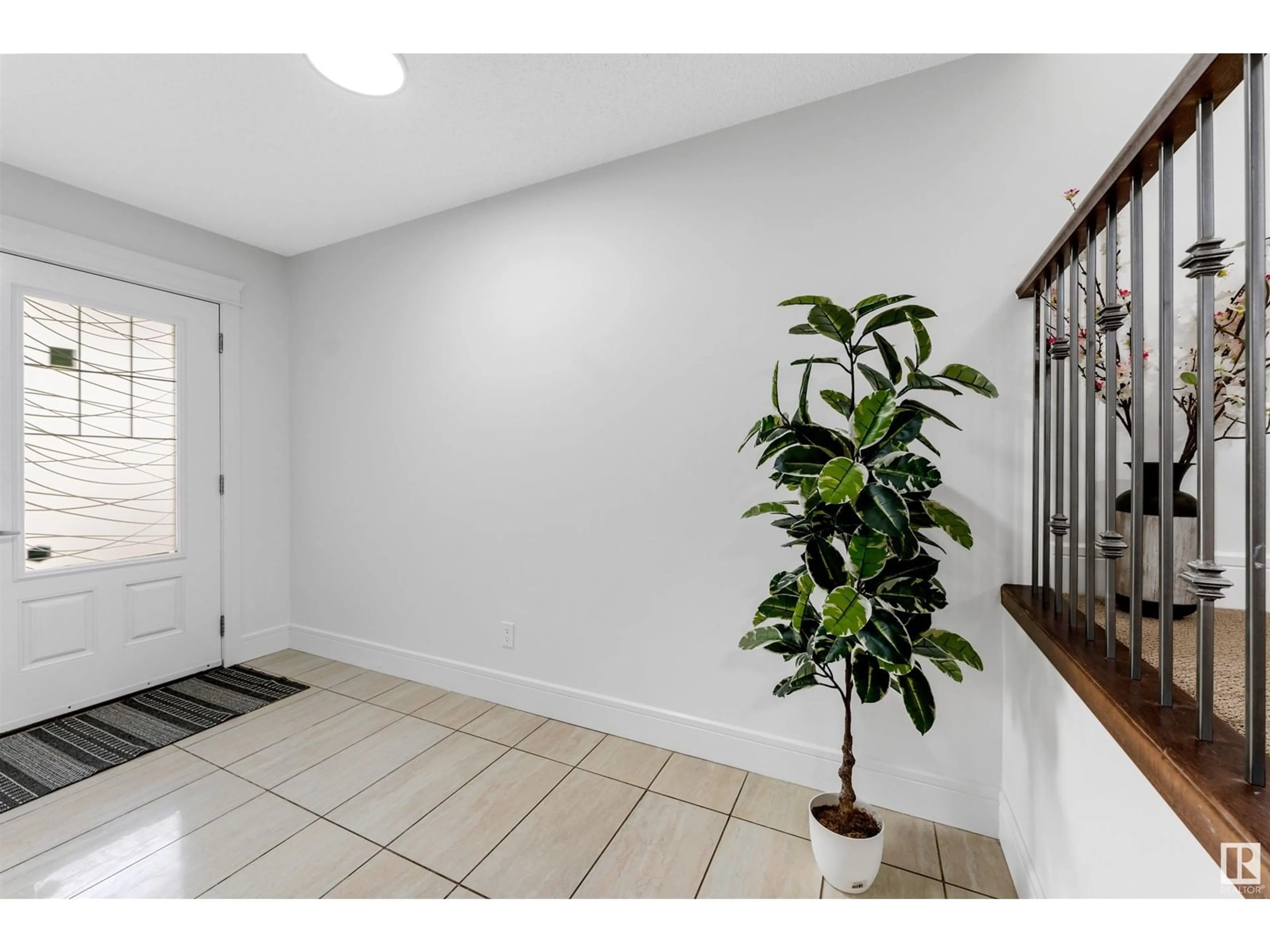 Indoor entryway for 3219 16 AV, Edmonton Alberta T6T0T8