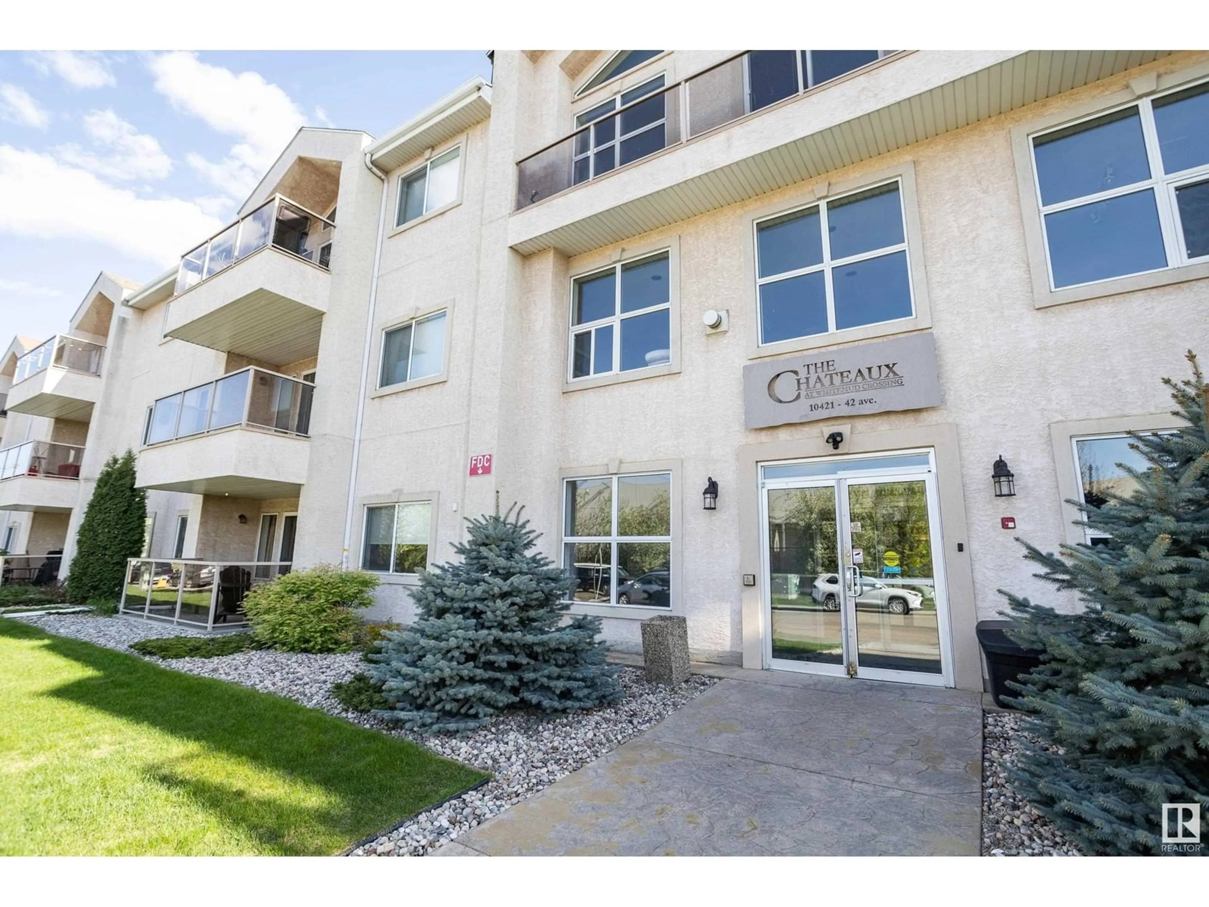 Indoor foyer for #209 - 10421 42 AV, Edmonton Alberta T6J7C8