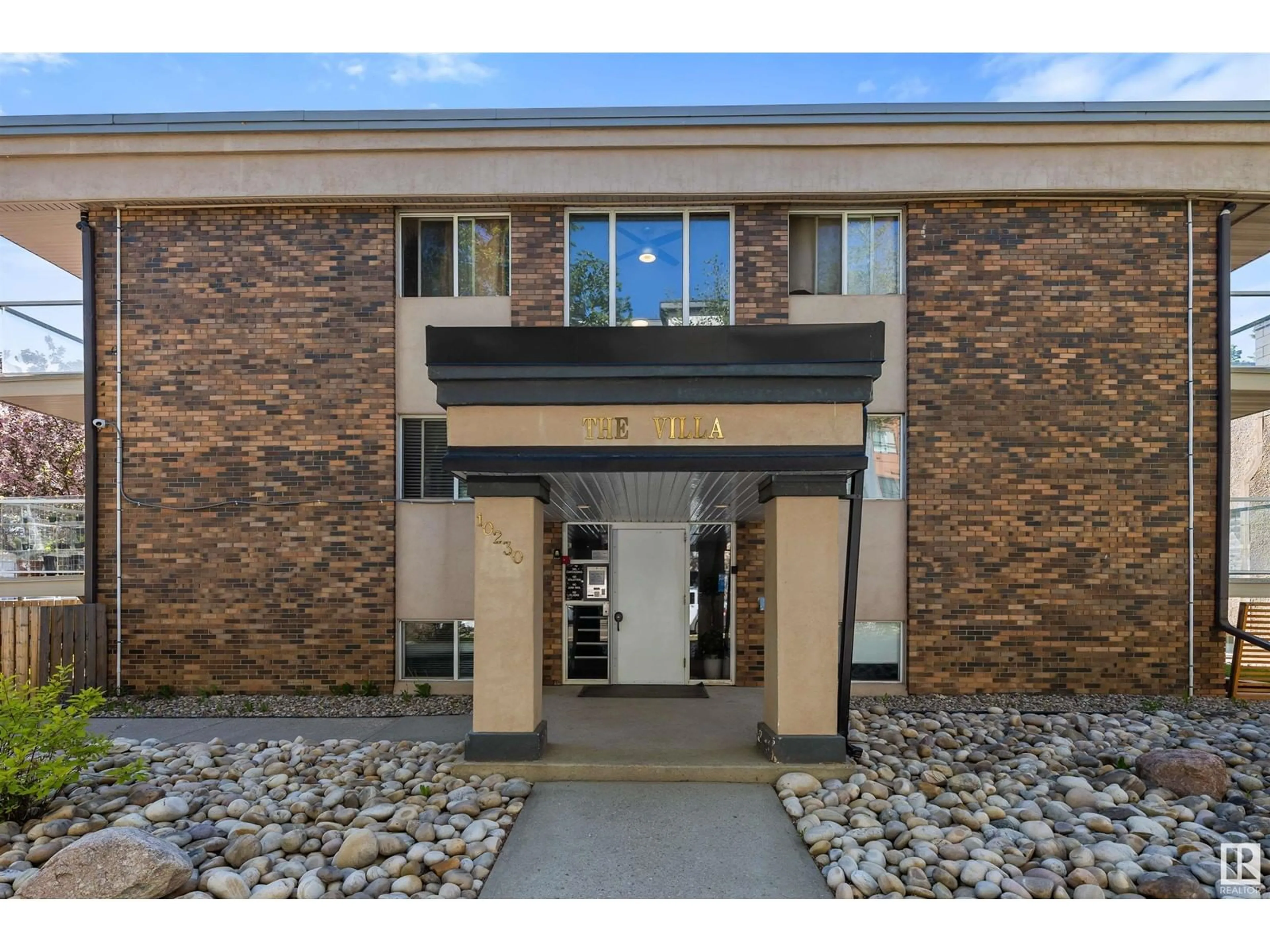 Indoor foyer for 204 - 10230 120 ST NW, Edmonton Alberta T5K2A3