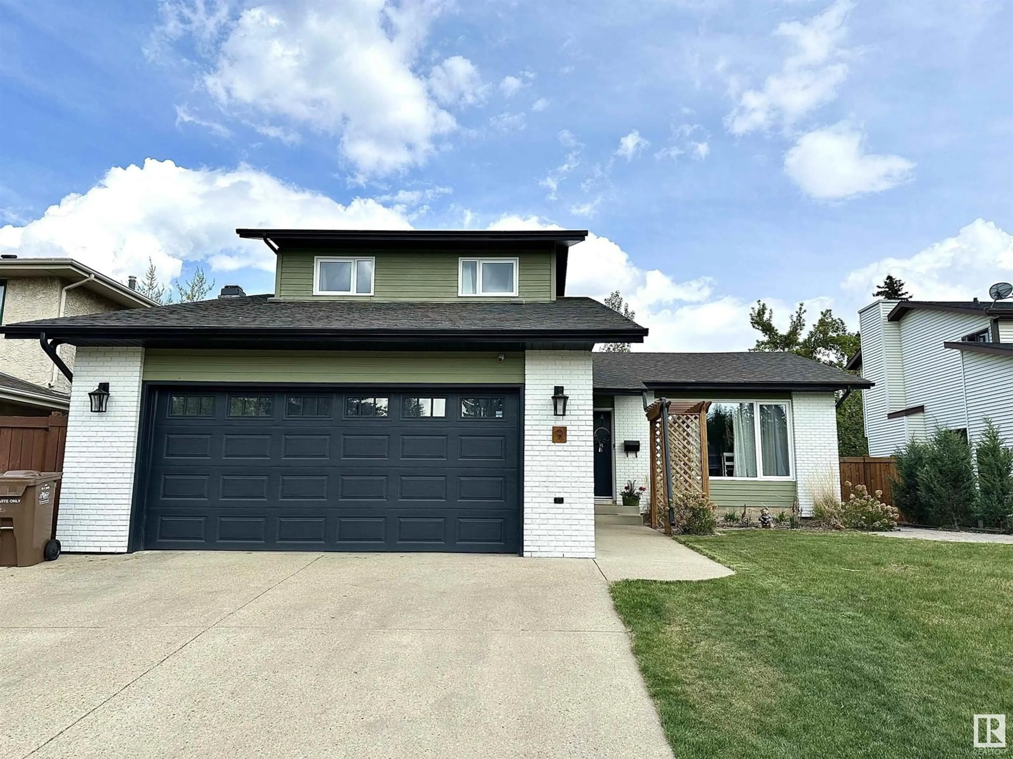 Home with vinyl exterior material, street for 9 PINEGROVE PL, St. Albert Alberta T8N4R1