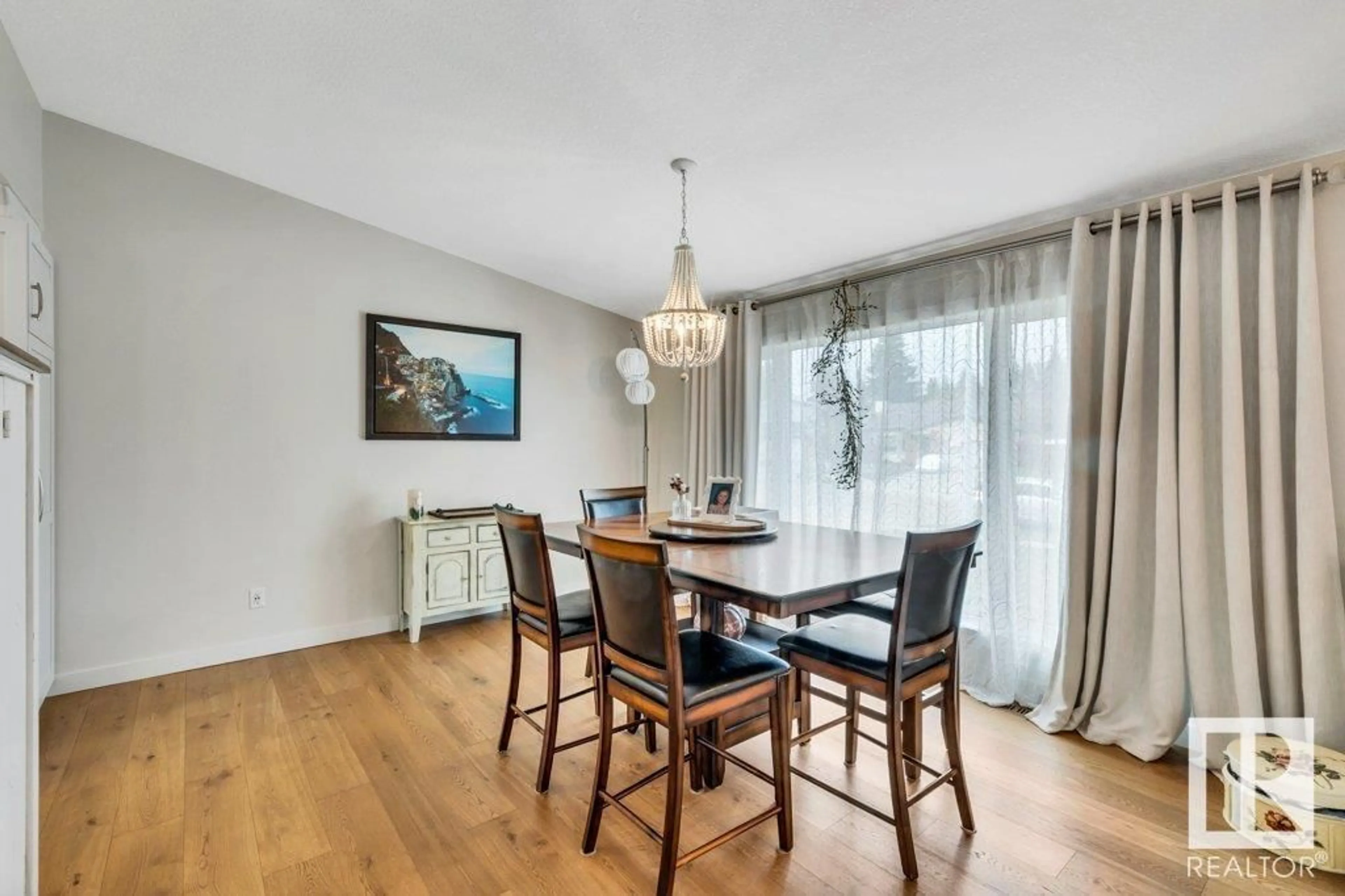 Dining room, wood/laminate floor for 9 PINEGROVE PL, St. Albert Alberta T8N4R1