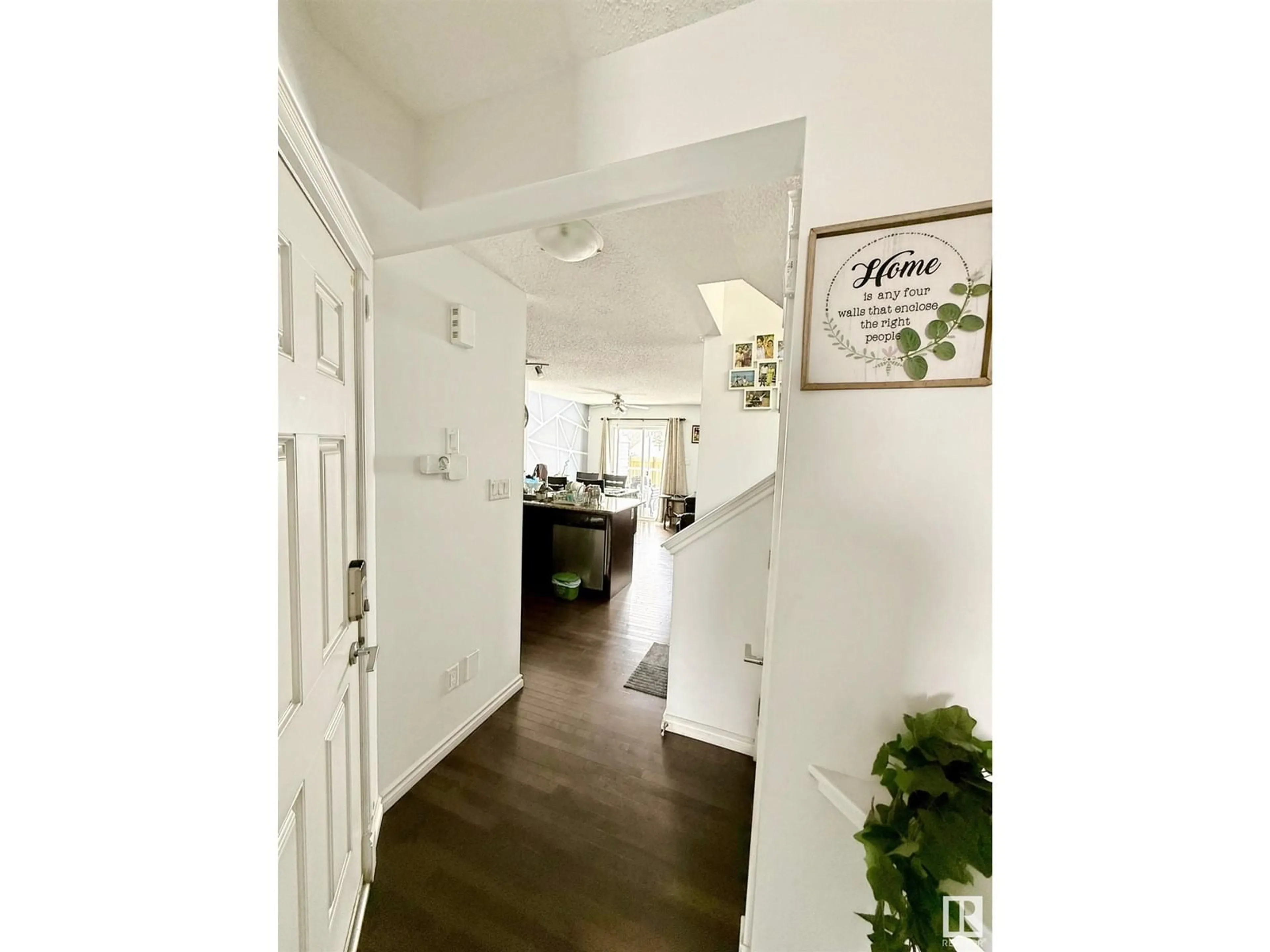 Indoor entryway for 3722 9 ST, Edmonton Alberta T6T0S3